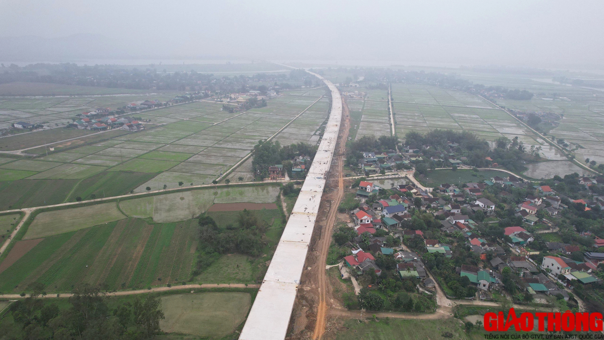 Hình hài cầu vượt sông dài nhất trên cao tốc Bắc - Nam những ngày cận Tết- Ảnh 15. Hình hài cầu vượt sông dài nhất trên cao tốc Bắc - Nam những ngày cận Tết- Ảnh 15.