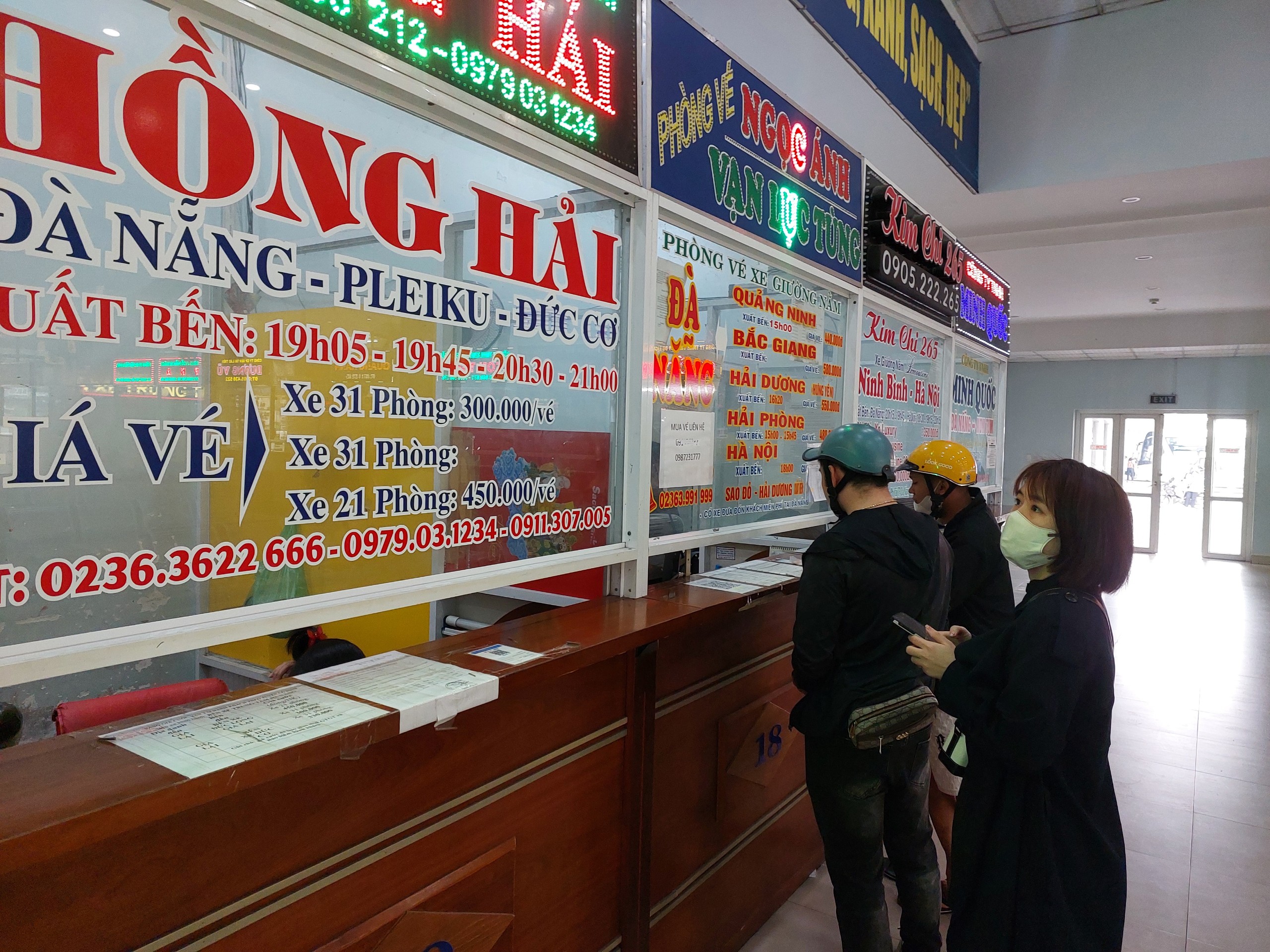 Xe kh&aacute;ch nối đu&ocirc;i nhau xuất bến Đ&agrave; Nẵng, lượng kh&aacute;ch tăng đến 80%- Ảnh 6.