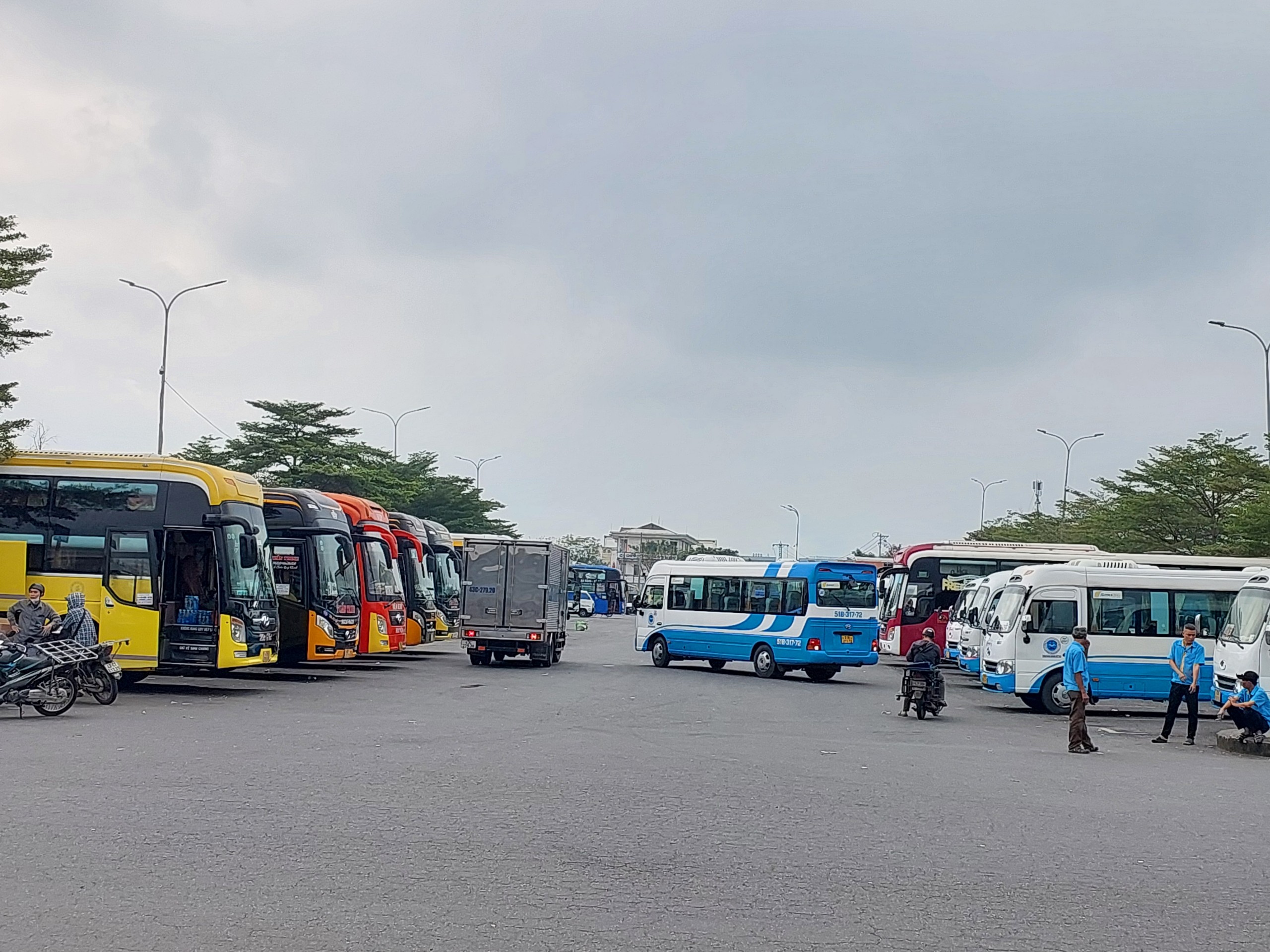 Xe kh&aacute;ch nối đu&ocirc;i nhau xuất bến Đ&agrave; Nẵng, lượng kh&aacute;ch tăng đến 80%- Ảnh 9.
