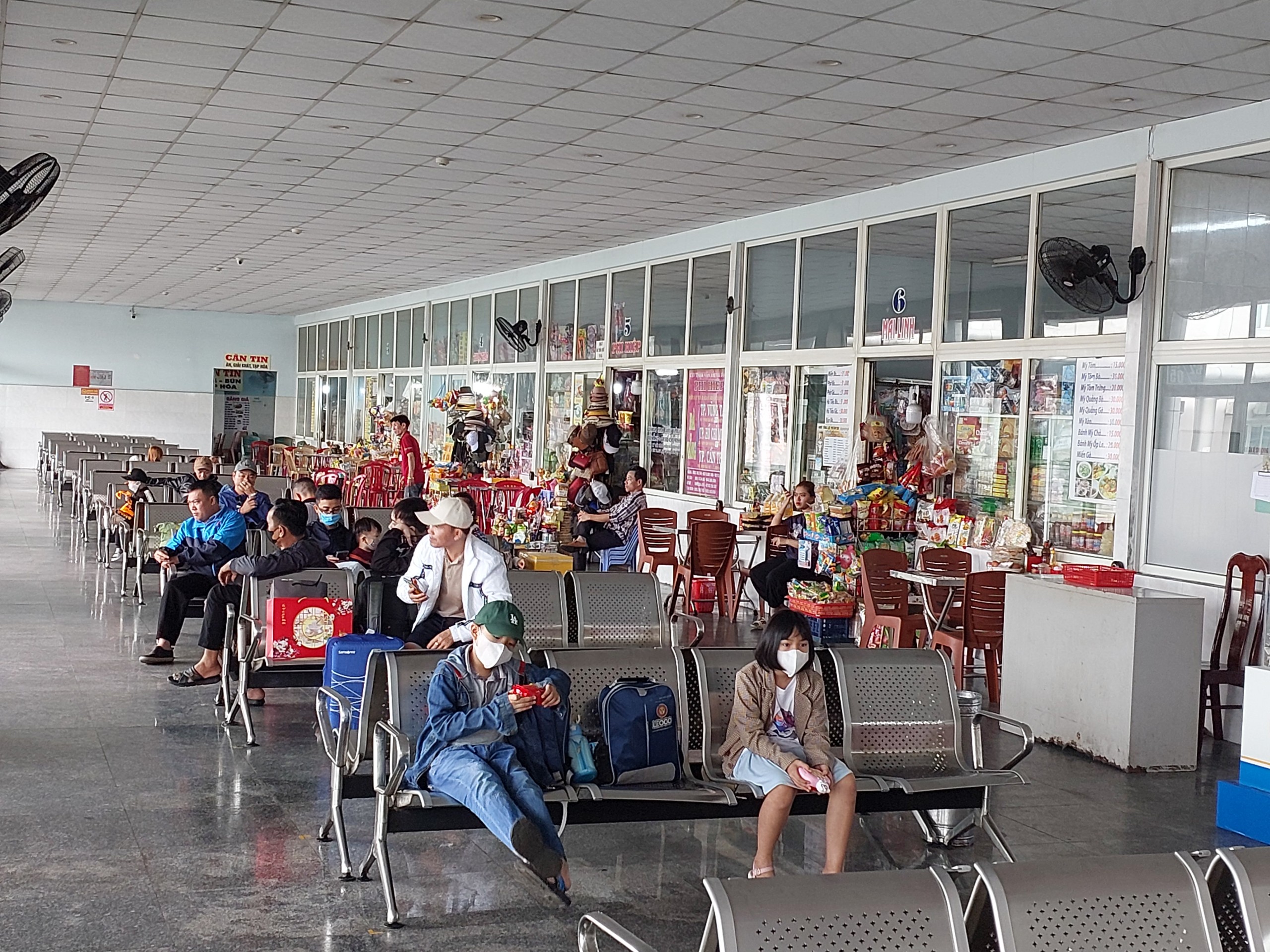 Xe kh&aacute;ch nối đu&ocirc;i nhau xuất bến Đ&agrave; Nẵng, lượng kh&aacute;ch tăng đến 80%- Ảnh 10.