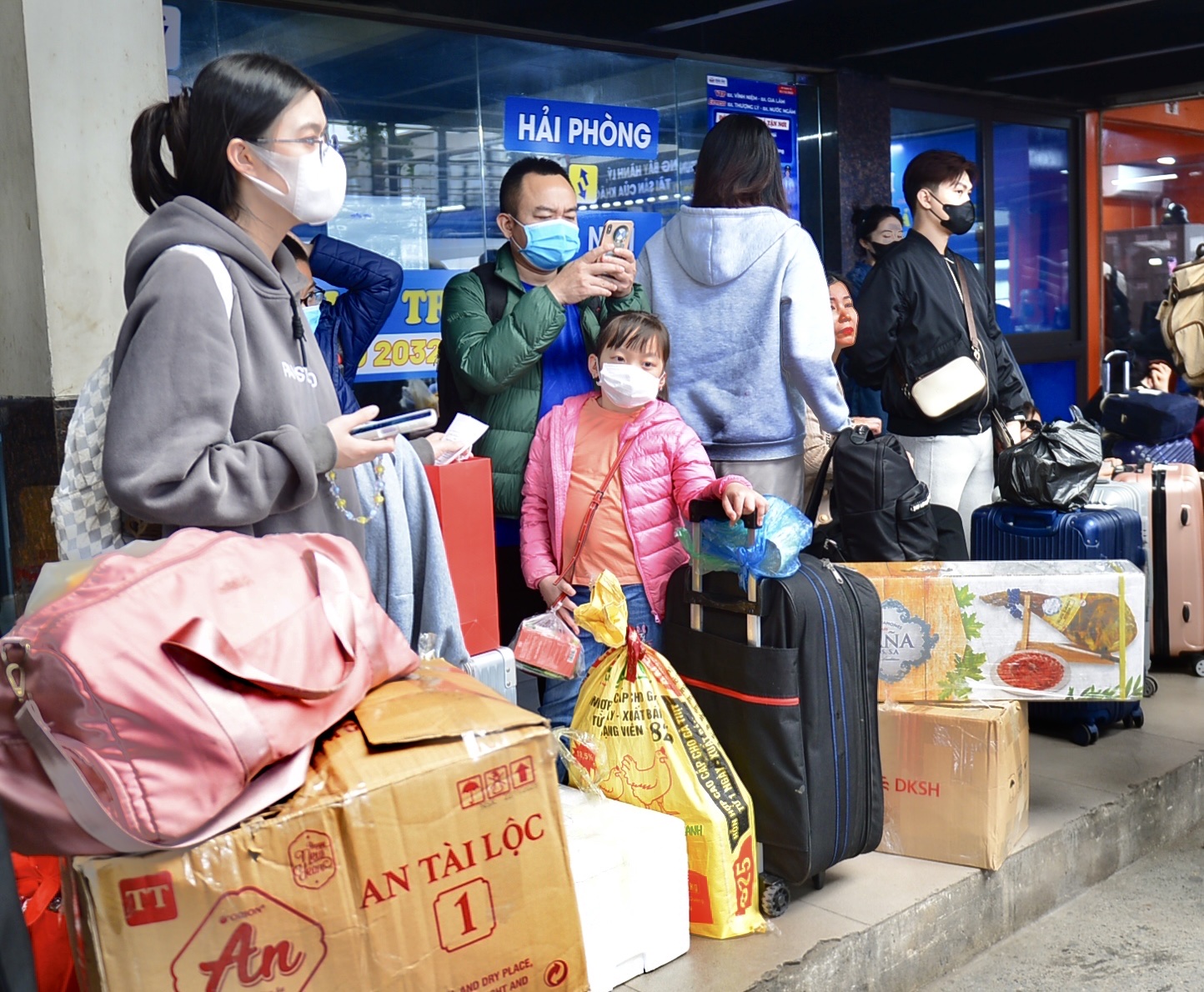 Bến xe căng m&igrave;nh đ&oacute;n kh&aacute;ch, đường phố chặt như n&ecirc;m- Ảnh 6.