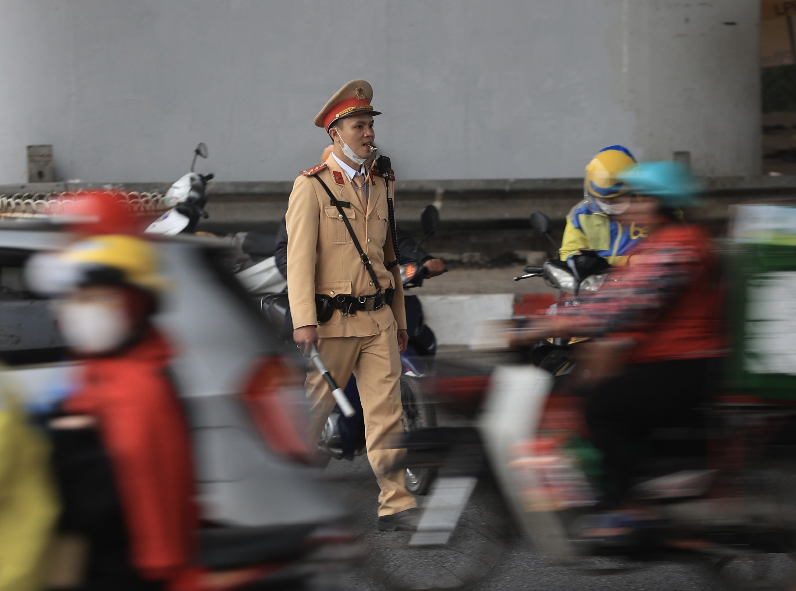 Bến xe căng m&igrave;nh đ&oacute;n kh&aacute;ch, đường phố chặt như n&ecirc;m- Ảnh 11.