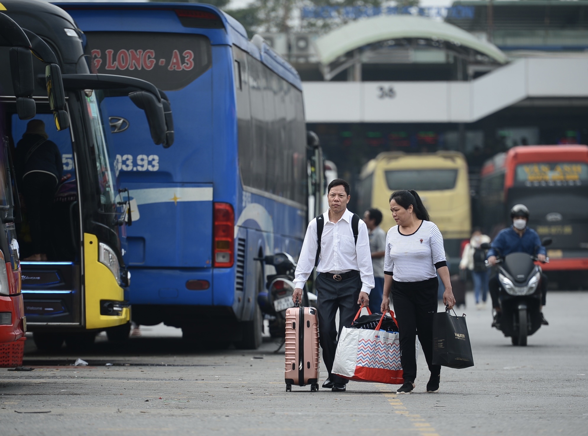 Bến xe căng m&igrave;nh đ&oacute;n kh&aacute;ch, đường phố chặt như n&ecirc;m- Ảnh 5.