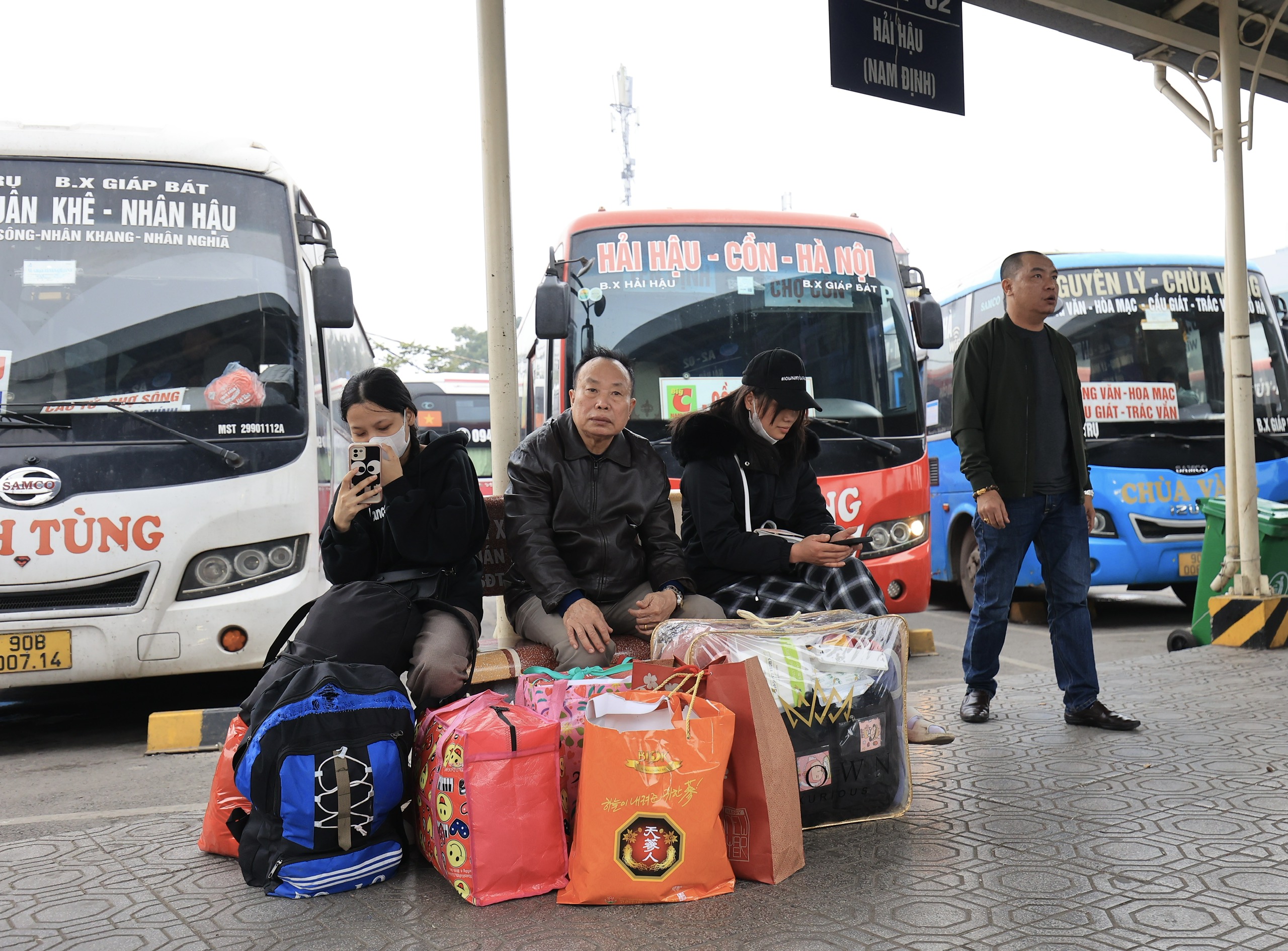 Bến xe căng m&igrave;nh đ&oacute;n kh&aacute;ch, đường phố chặt như n&ecirc;m- Ảnh 4.