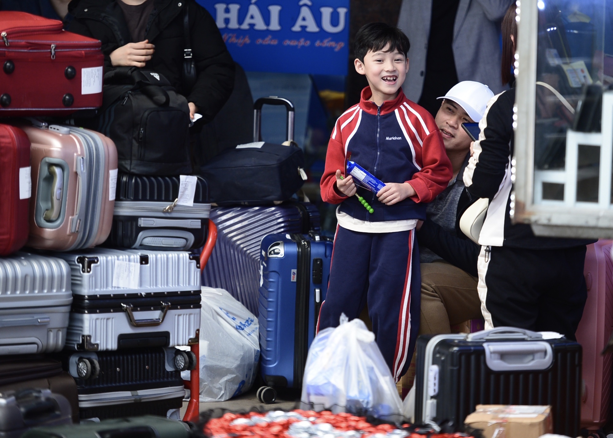 Bến xe căng m&igrave;nh đ&oacute;n kh&aacute;ch, đường phố chặt như n&ecirc;m- Ảnh 8.