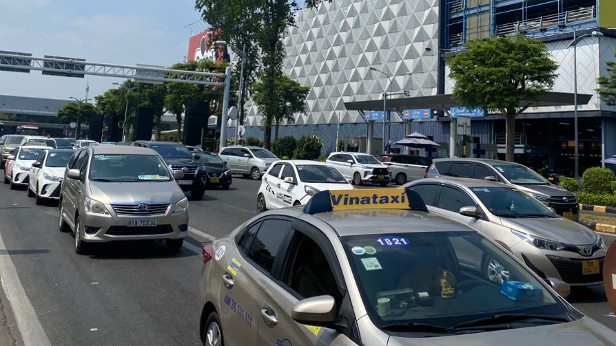 Ng&agrave;y đầu th&iacute; điểm thu ph&iacute; kh&ocirc;ng dừng ở s&acirc;n bay T&acirc;n Sơn Nhất: Su&ocirc;n sẻ, thuận lợi- Ảnh 5.