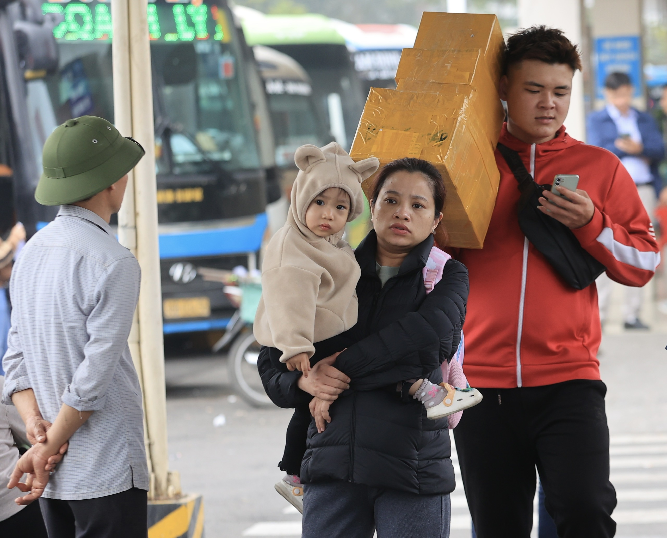 Bến xe căng m&igrave;nh đ&oacute;n kh&aacute;ch, đường phố chặt như n&ecirc;m- Ảnh 2.