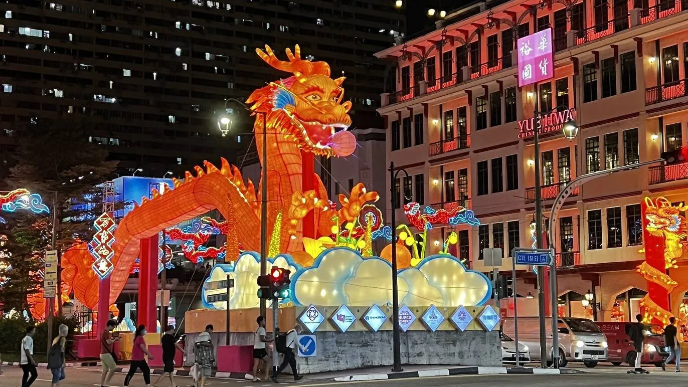 M&ocirc; h&igrave;nh rồng lớn được bố tr&iacute; ngay quảng trường Kreta Ayer, trung t&acirc;m phố người Hoa ở Singapore, thu h&uacute;t kh&aacute;ch du lịch gh&eacute; thăm chụp ảnh.