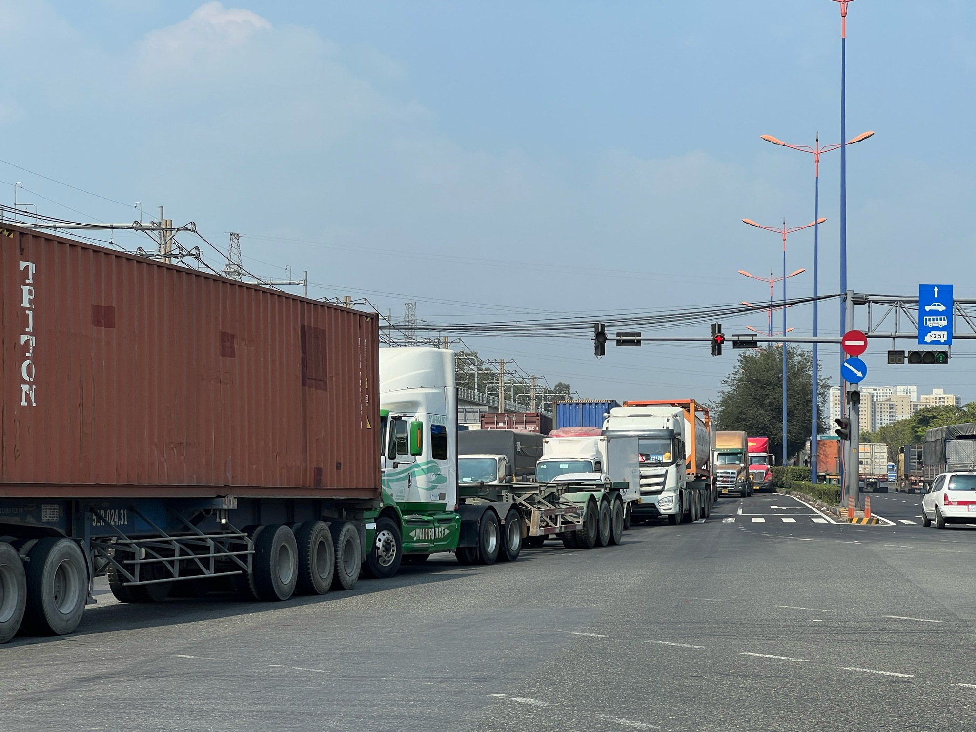 Xe đạp lọt gầm xe đầu k&eacute;o, người đ&agrave;n &ocirc;ng tử vong tại chỗ- Ảnh 3.