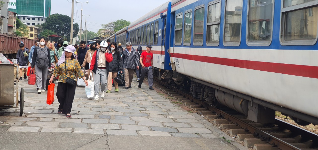 Nhộn nhịp s&acirc;n ga tuyến đường sắt H&agrave; Nội - Hải Ph&ograve;ng ng&agrave;y cận Tết- Ảnh 3.