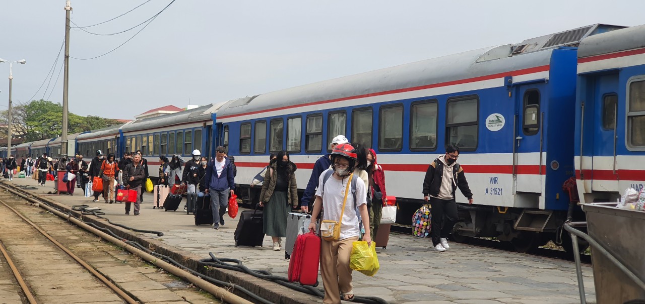 Nhộn nhịp s&acirc;n ga tuyến đường sắt H&agrave; Nội - Hải Ph&ograve;ng ng&agrave;y cận Tết- Ảnh 4.