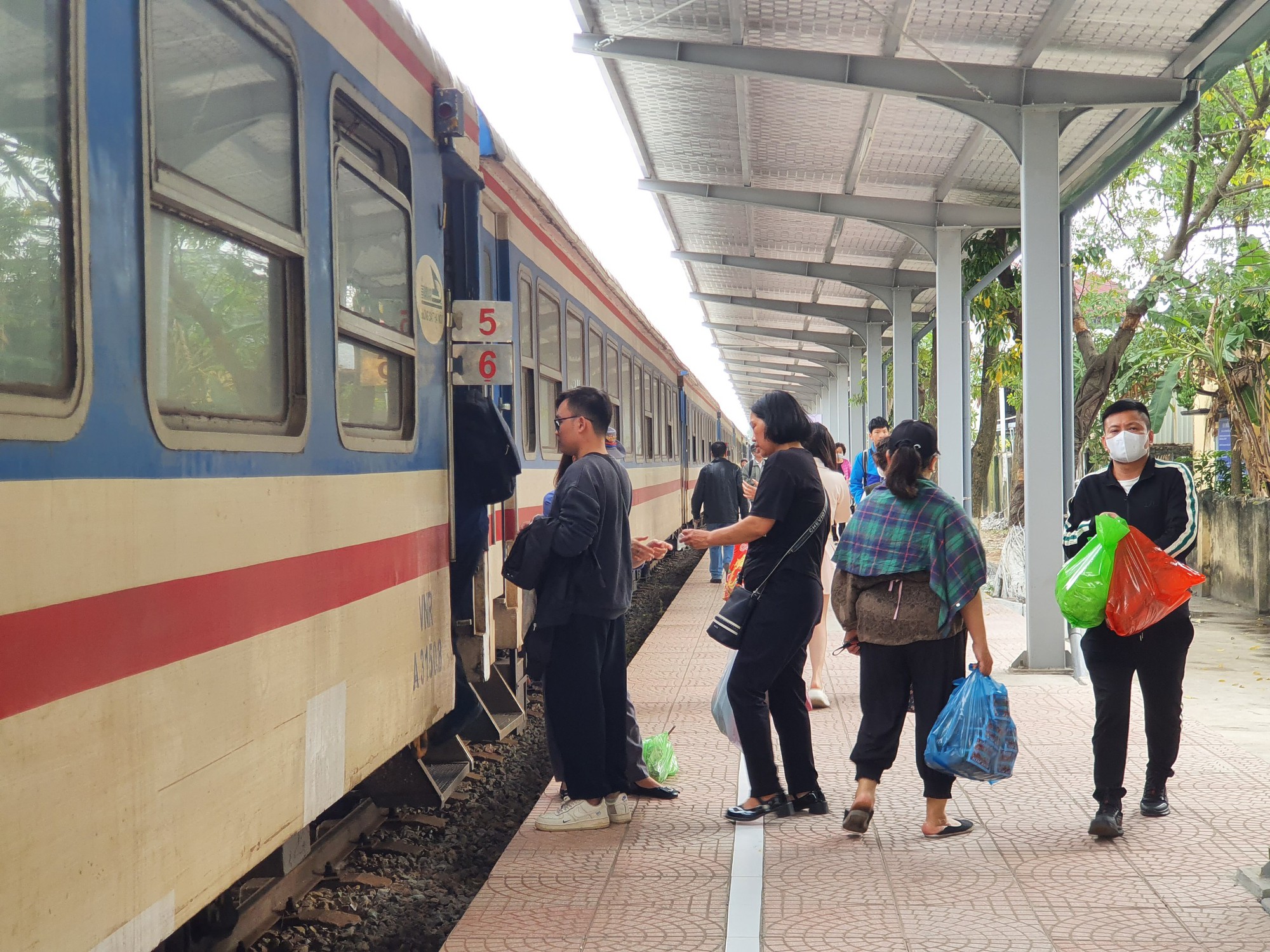 Nhộn nhịp s&acirc;n ga tuyến đường sắt H&agrave; Nội - Hải Ph&ograve;ng ng&agrave;y cận Tết- Ảnh 9.