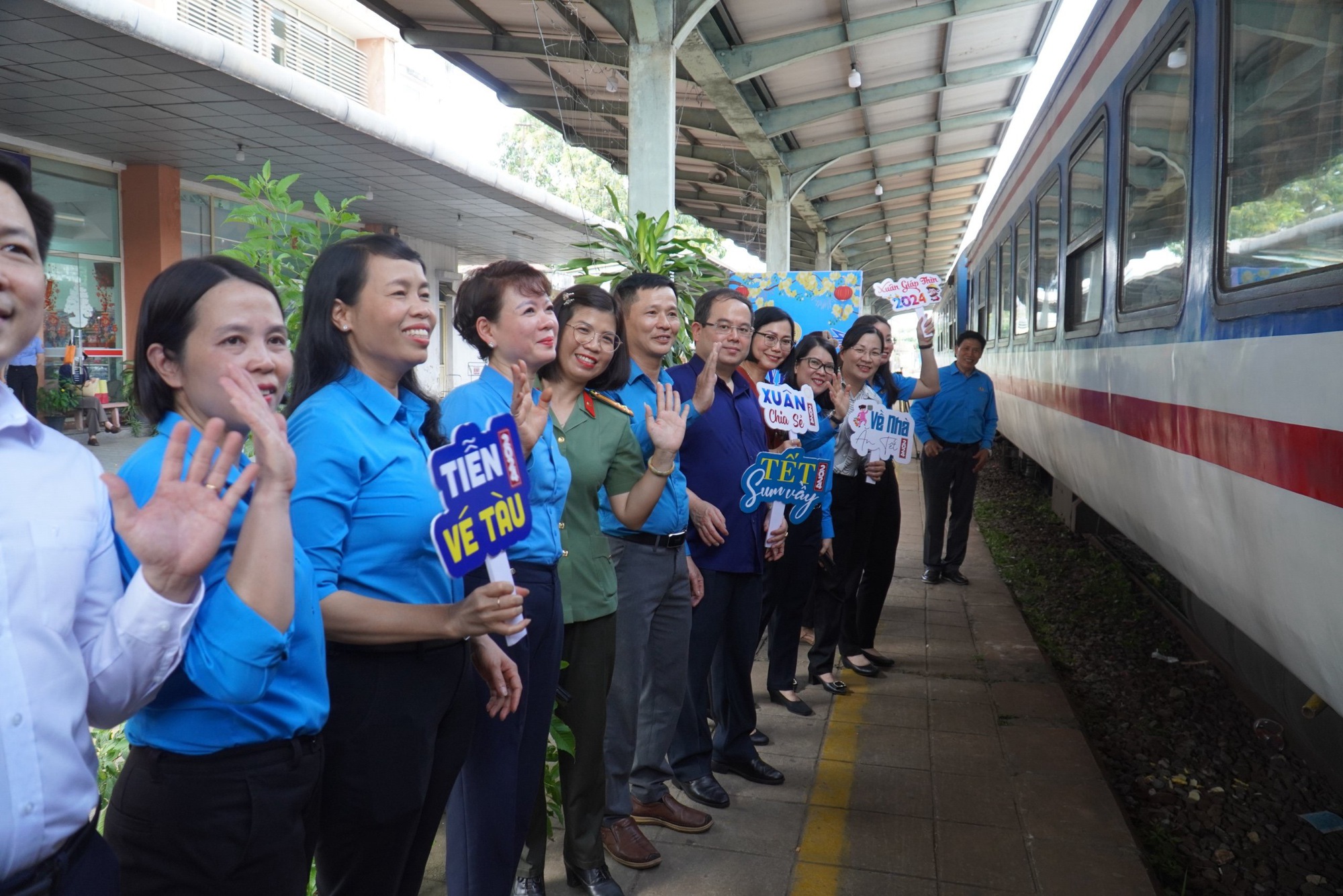 Chuyến t&agrave;u nghĩa t&igrave;nh đưa 208 người con xa qu&ecirc; về miền Trung, miền Bắc ng&agrave;y 27 Tết- Ảnh 2.