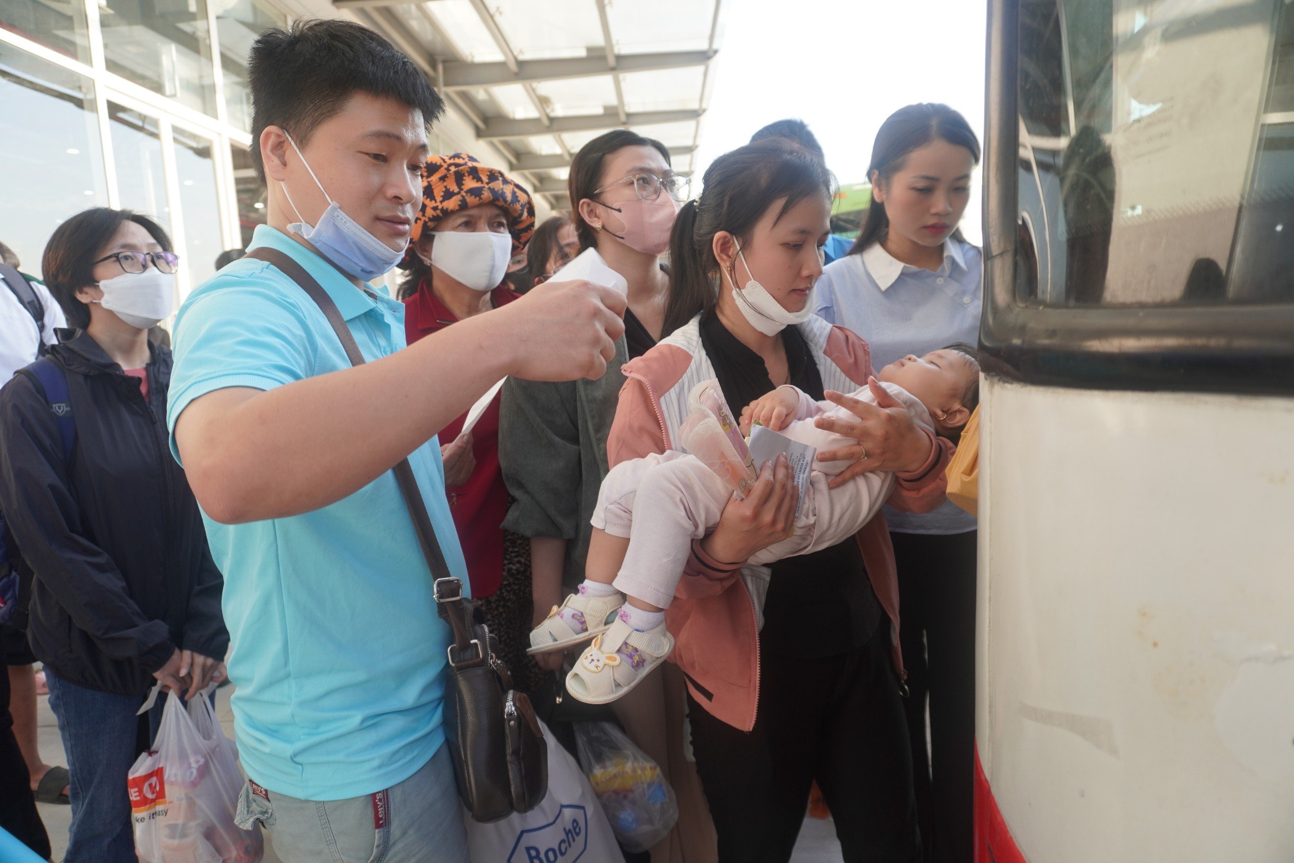 Tr&aacute;nh &ldquo;chặt ch&eacute;m&rdquo; đi xe kh&aacute;ch dọc đường, h&agrave;nh kh&aacute;ch n&ecirc;n v&agrave;o bến xe ở TP.HCM- Ảnh 2.