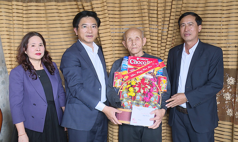 Những phần qu&agrave; &yacute; nghĩa đến với c&aacute;c ho&agrave;n cảnh kh&oacute; khăn ở Quảng B&igrave;nh- Ảnh 2.