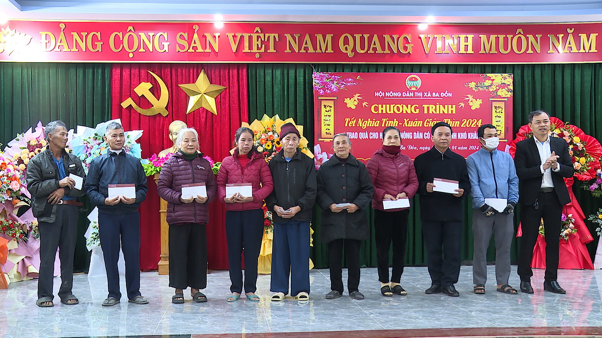 Những phần qu&agrave; &yacute; nghĩa đến với c&aacute;c ho&agrave;n cảnh kh&oacute; khăn ở Quảng B&igrave;nh- Ảnh 3.