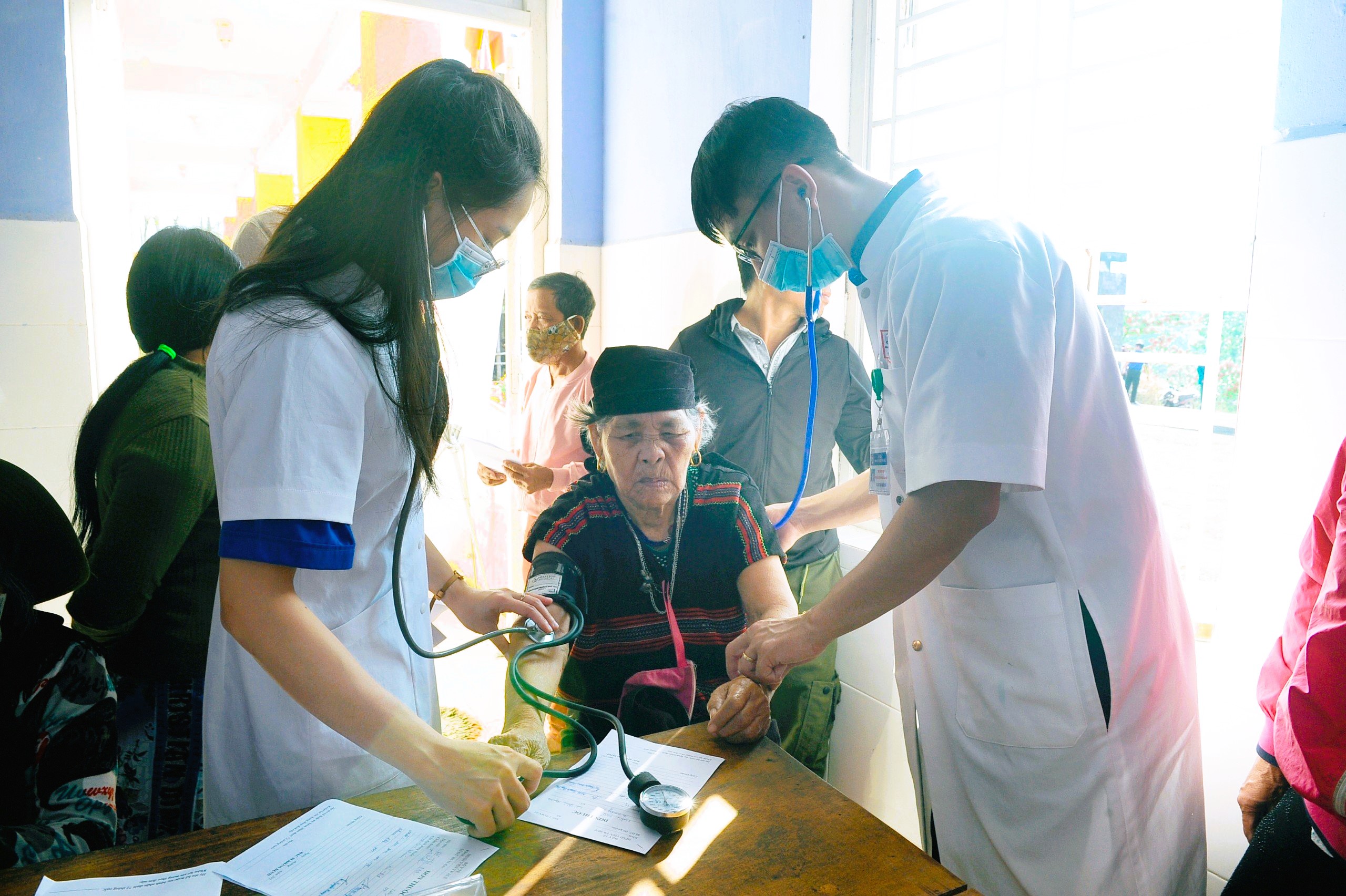 H&agrave;ng trăm người d&acirc;n x&atilde; miền n&uacute;i Thừa Thi&ecirc;n Huế được kh&aacute;m bệnh, cấp thuốc ng&agrave;y gi&aacute;p tết- Ảnh 1.