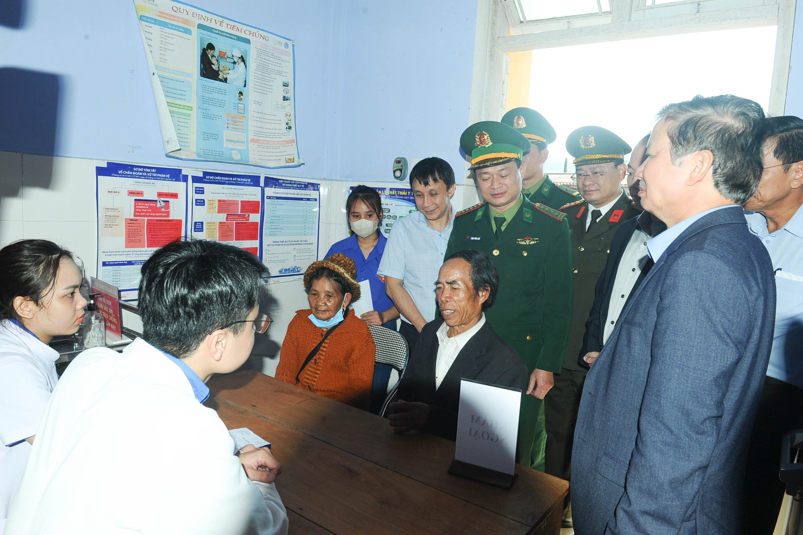 H&agrave;ng trăm người d&acirc;n x&atilde; miền n&uacute;i Thừa Thi&ecirc;n Huế được kh&aacute;m bệnh, cấp thuốc ng&agrave;y gi&aacute;p tết- Ảnh 3.