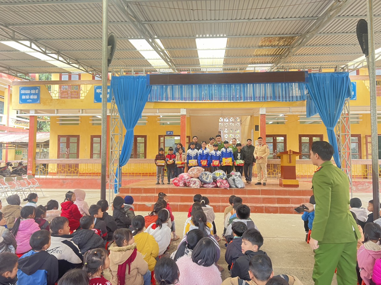 CSGT c&ugrave;ng ch&iacute;nh quyền chung tay lo Tết cho người ngh&egrave;o ở Y&ecirc;n B&aacute;i- Ảnh 2.