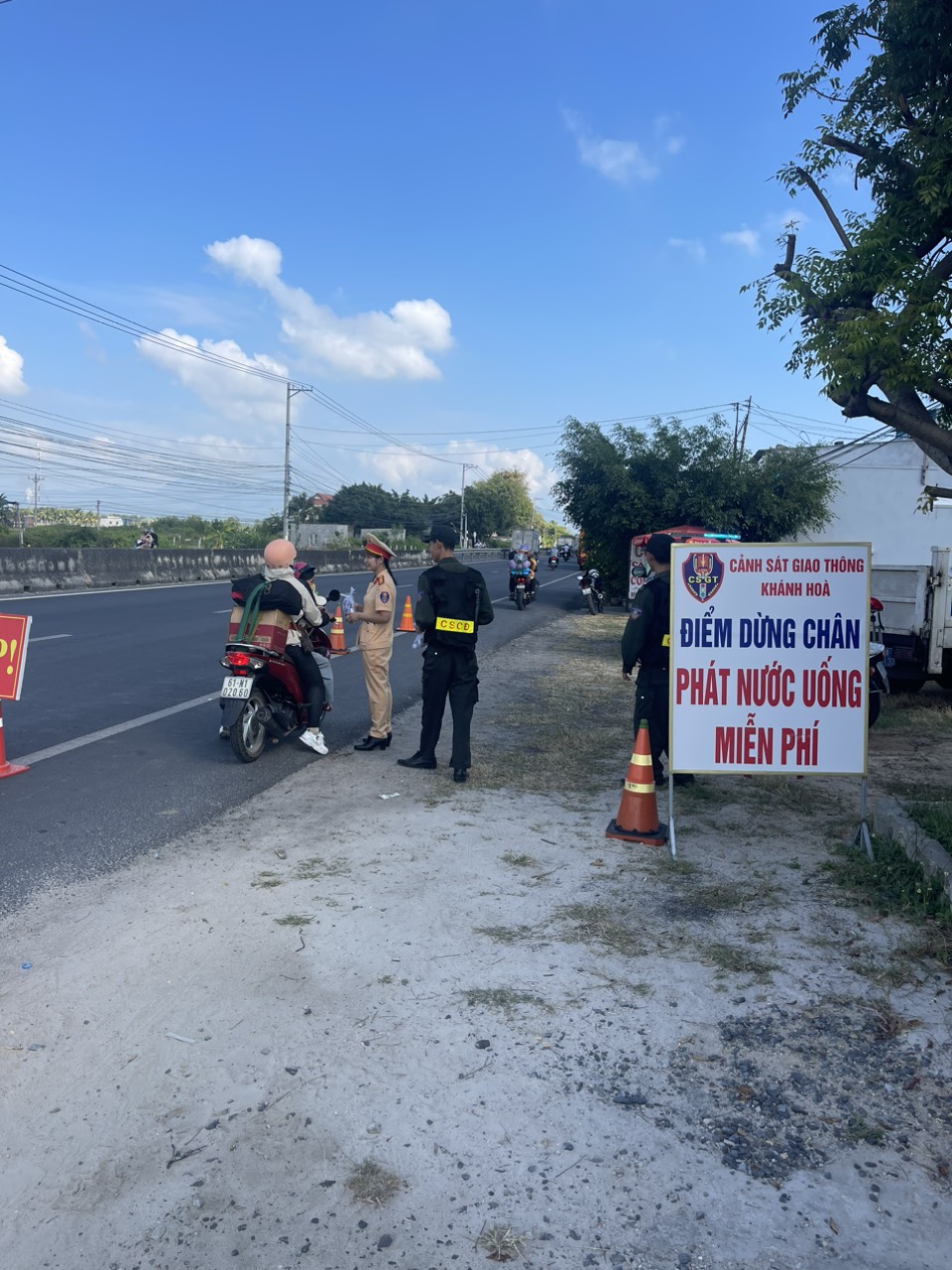 Cảnh sát giao thông Khánh Hòa tiếp sức cho người về quê đón Tết an toàn- Ảnh 3. Cảnh sát giao thông Khánh Hòa tiếp sức cho người về quê đón Tết an toàn- Ảnh 3.