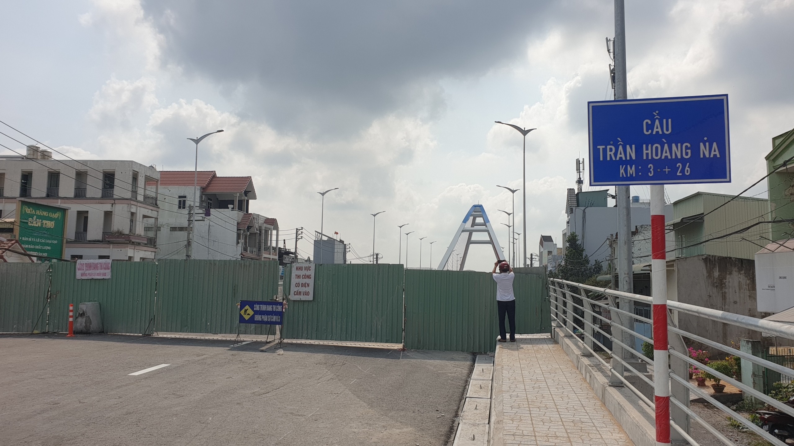 Hồi hộp chờ th&ocirc;ng xe cầu Trần Ho&agrave;ng Na vượt s&ocirc;ng Cần Thơ trước Tết - Ảnh 2.