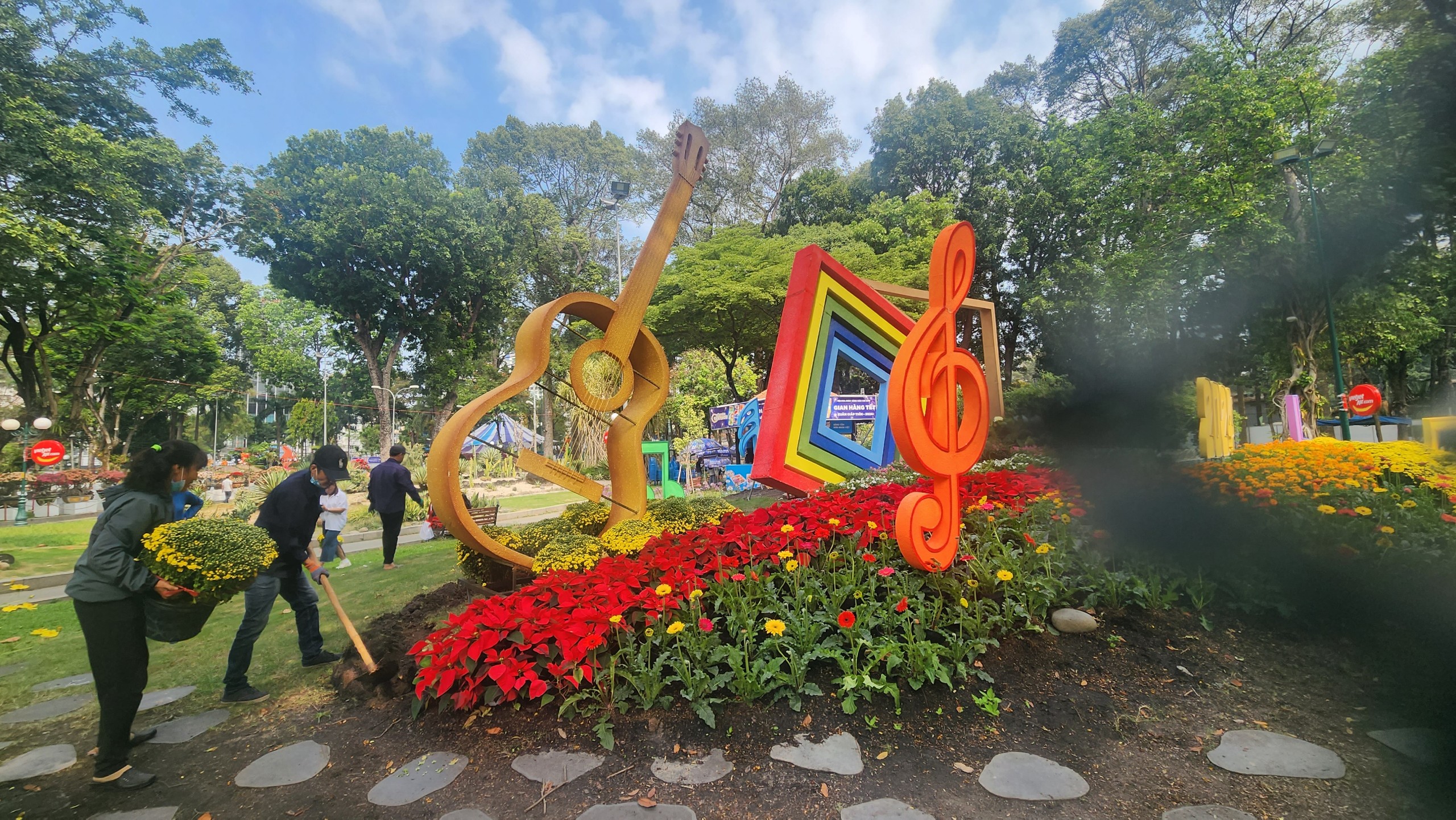 Hội hoa xu&acirc;n TP.HCM khoe sắc thu h&uacute;t người d&acirc;n 