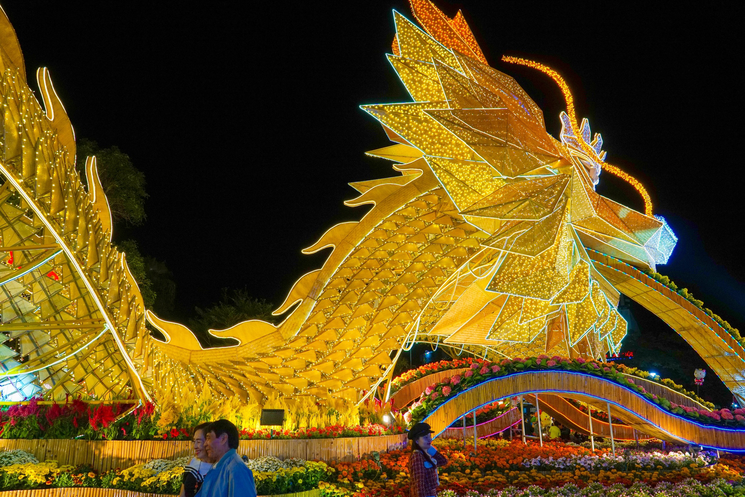 Uy nghi&ecirc;m linh vật rồng 