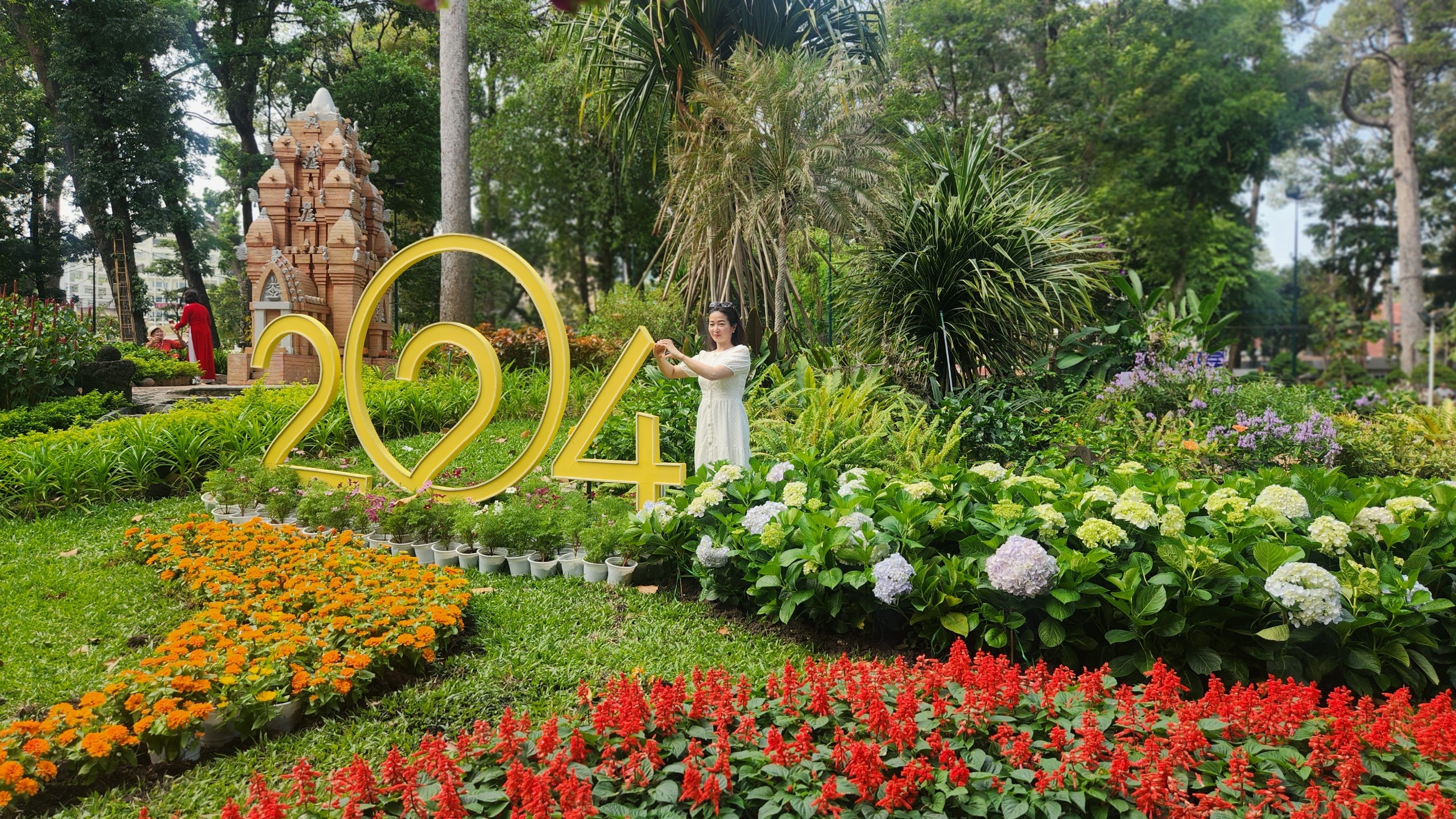 Hội hoa xu&acirc;n TP.HCM khoe sắc thu h&uacute;t người d&acirc;n 