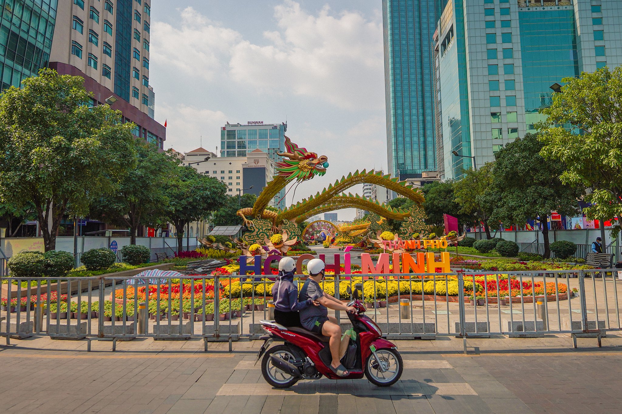 Đường hoa Nguyễn Huệ đẹp rực rỡ trước giờ đ&oacute;n kh&aacute;ch du xu&acirc;n- Ảnh 12.