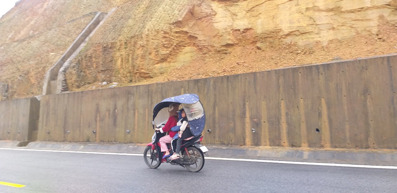 Quảng Ninh: Bất an r&igrave;nh rập tr&ecirc;n đường gần 300 tỷ vừa kh&aacute;nh th&agrave;nh- Ảnh 2.