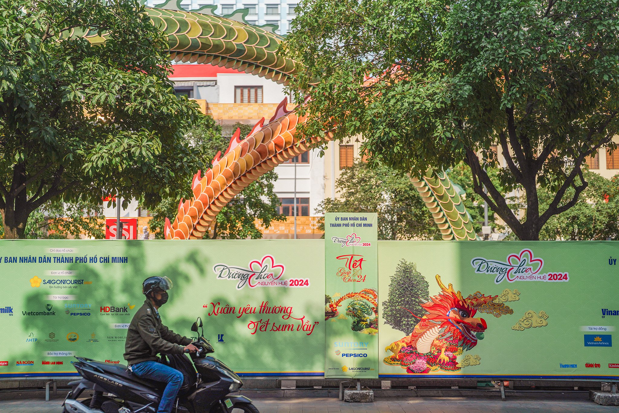 Đường hoa Nguyễn Huệ đẹp rực rỡ trước giờ đ&oacute;n kh&aacute;ch du xu&acirc;n- Ảnh 14.