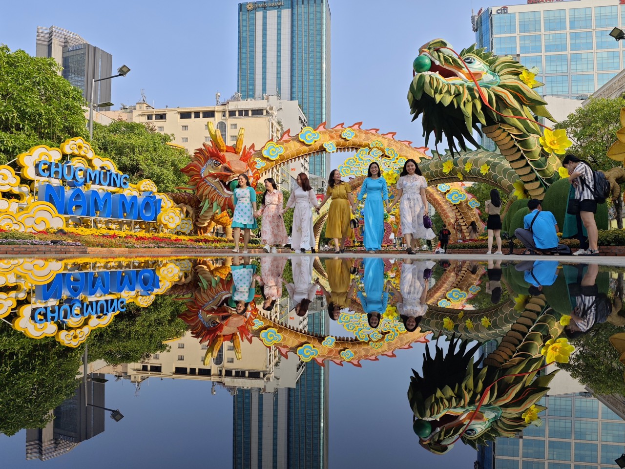 Đường hoa Nguyễn Huệ đẹp rực rỡ trước giờ đ&oacute;n kh&aacute;ch du xu&acirc;n- Ảnh 2.