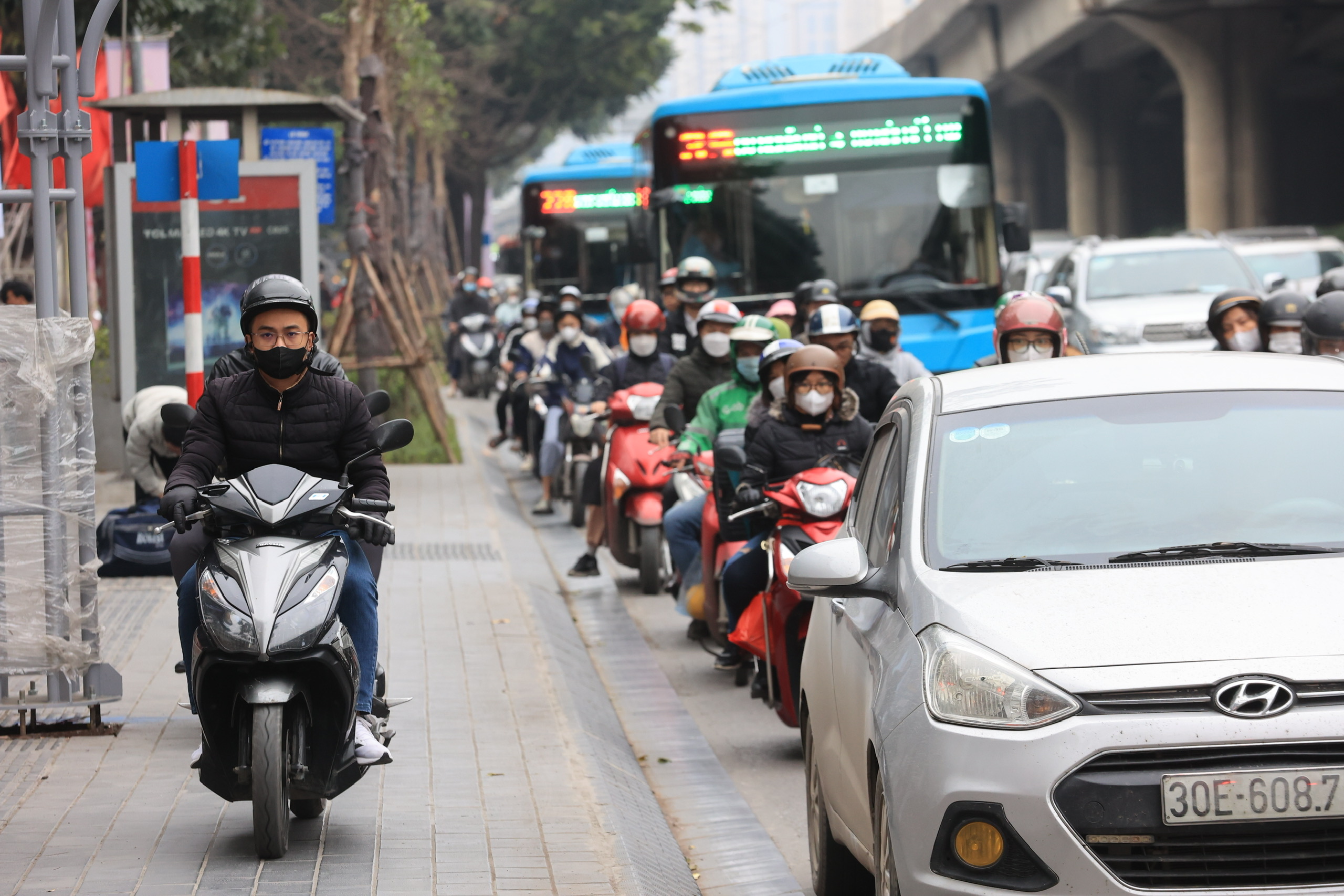 Người d&acirc;n &ugrave;n &ugrave;n rời Thủ đ&ocirc;, cửa ng&otilde; H&agrave; Nội đ&ocirc;ng nghẹt- Ảnh 3.