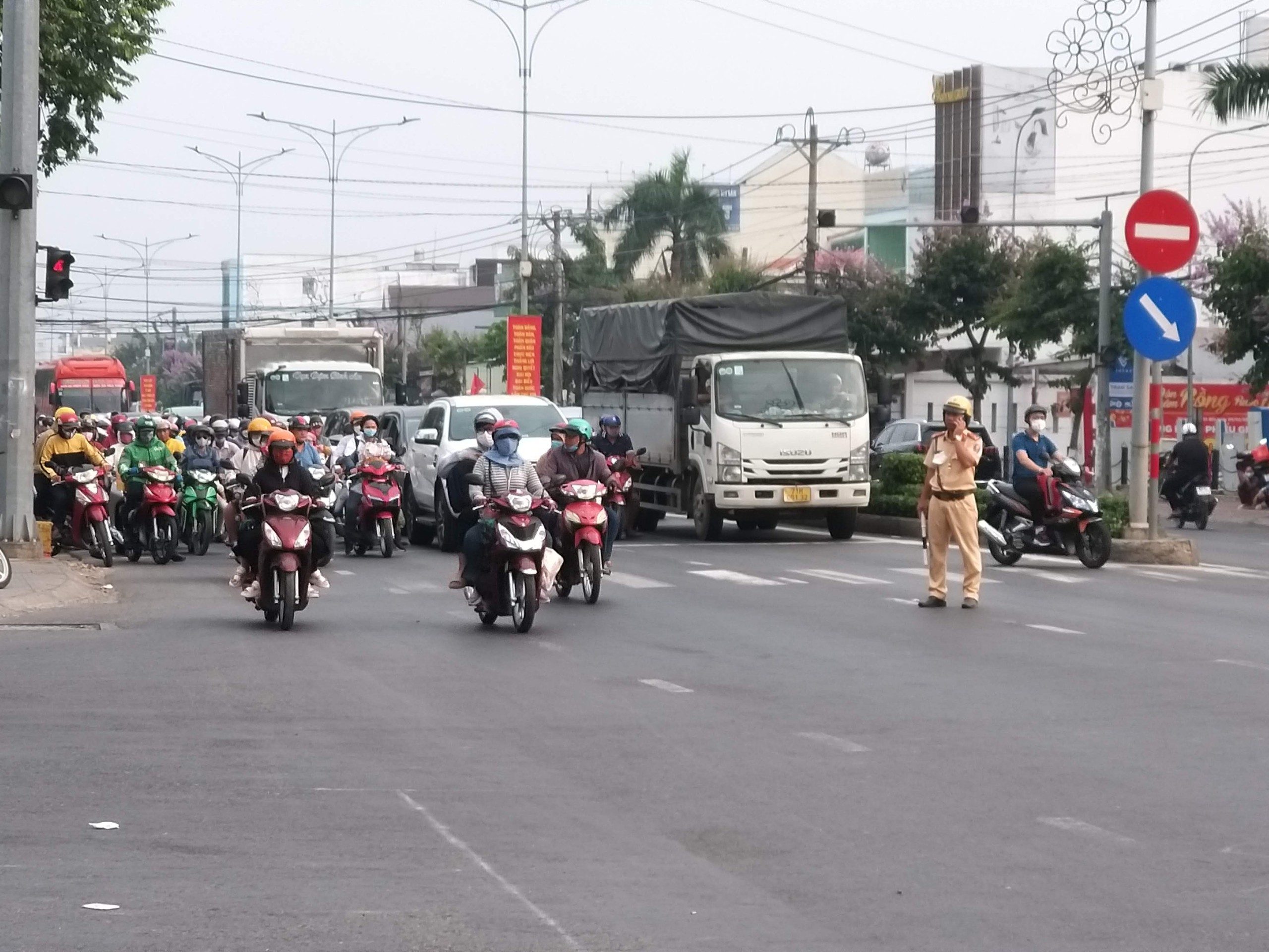 28 Tết, đường về miền Tây, cầu Rạch Miễu ùn ứ cục bộ- Ảnh 1. 28 Tết, đường về miền Tây, cầu Rạch Miễu ùn ứ cục bộ- Ảnh 1.