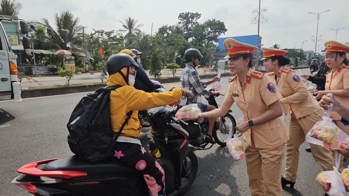 Cảnh s&aacute;t giao th&ocirc;ng Bến Tre tặng nước suối, khăn lạnh cho người d&acirc;n về qu&ecirc; đ&oacute;n Tết- Ảnh 1.