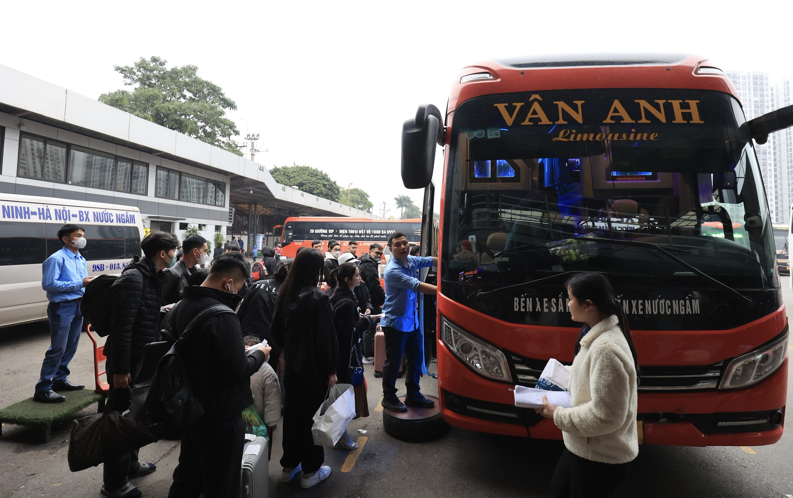 Bến xe H&agrave; Nội nườm nượp kh&aacute;ch về qu&ecirc; chiều 28 Tết- Ảnh 10.