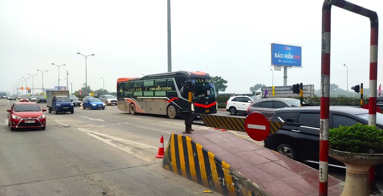 H&igrave;nh ảnh giao th&ocirc;ng ở hai trạm thu ph&iacute; cửa ng&otilde; Thủ đ&ocirc; chiều cuối trước nghỉ Tết- Ảnh 3.