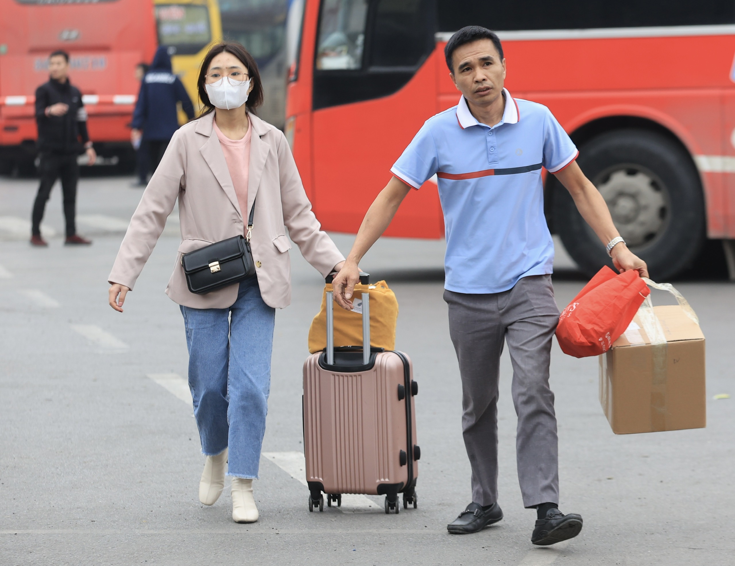 Bến xe H&agrave; Nội nườm nượp kh&aacute;ch về qu&ecirc; chiều 28 Tết- Ảnh 6.