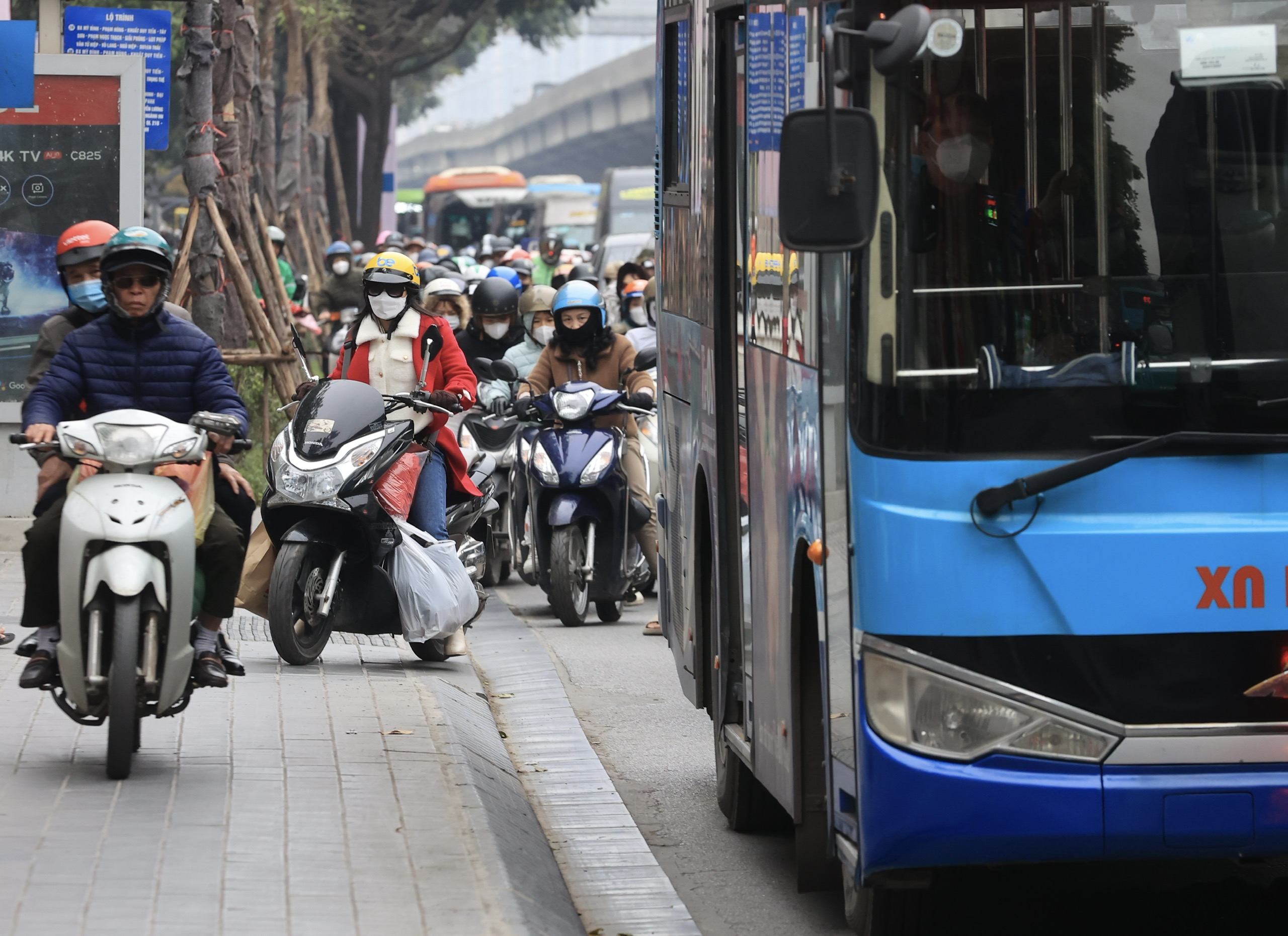 Người d&acirc;n &ugrave;n &ugrave;n rời Thủ đ&ocirc;, cửa ng&otilde; H&agrave; Nội đ&ocirc;ng nghẹt- Ảnh 4.