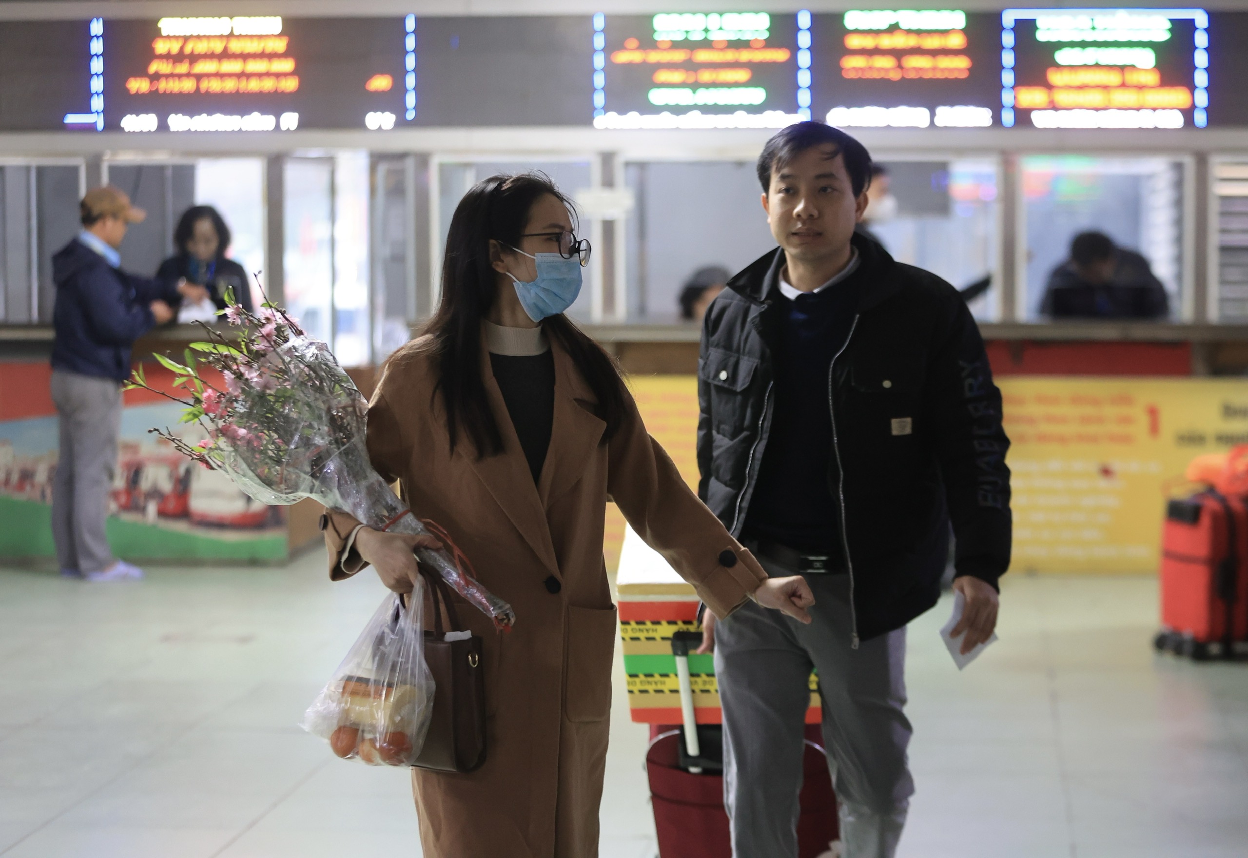 Bến xe H&agrave; Nội nườm nượp kh&aacute;ch về qu&ecirc; chiều 28 Tết- Ảnh 11.