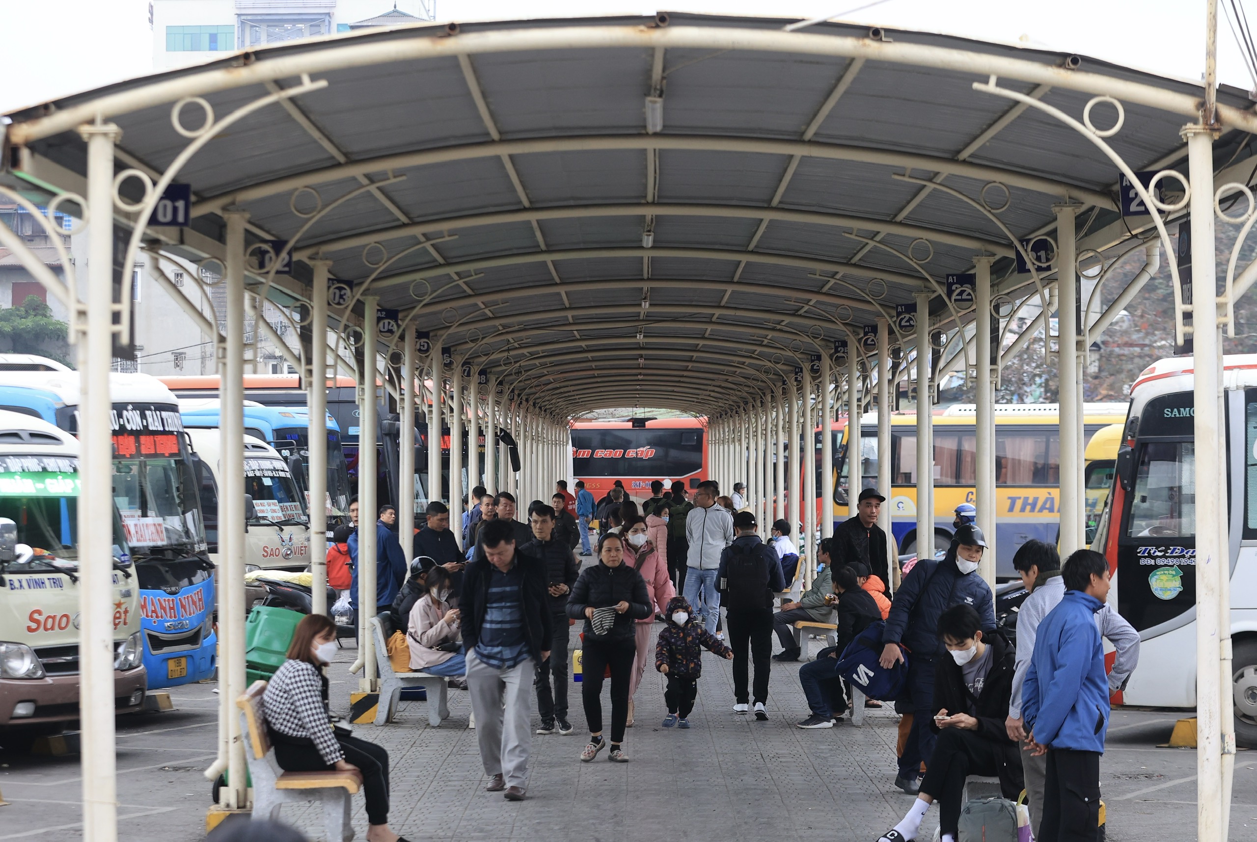 Bến xe H&agrave; Nội nườm nượp kh&aacute;ch về qu&ecirc; chiều 28 Tết- Ảnh 4.