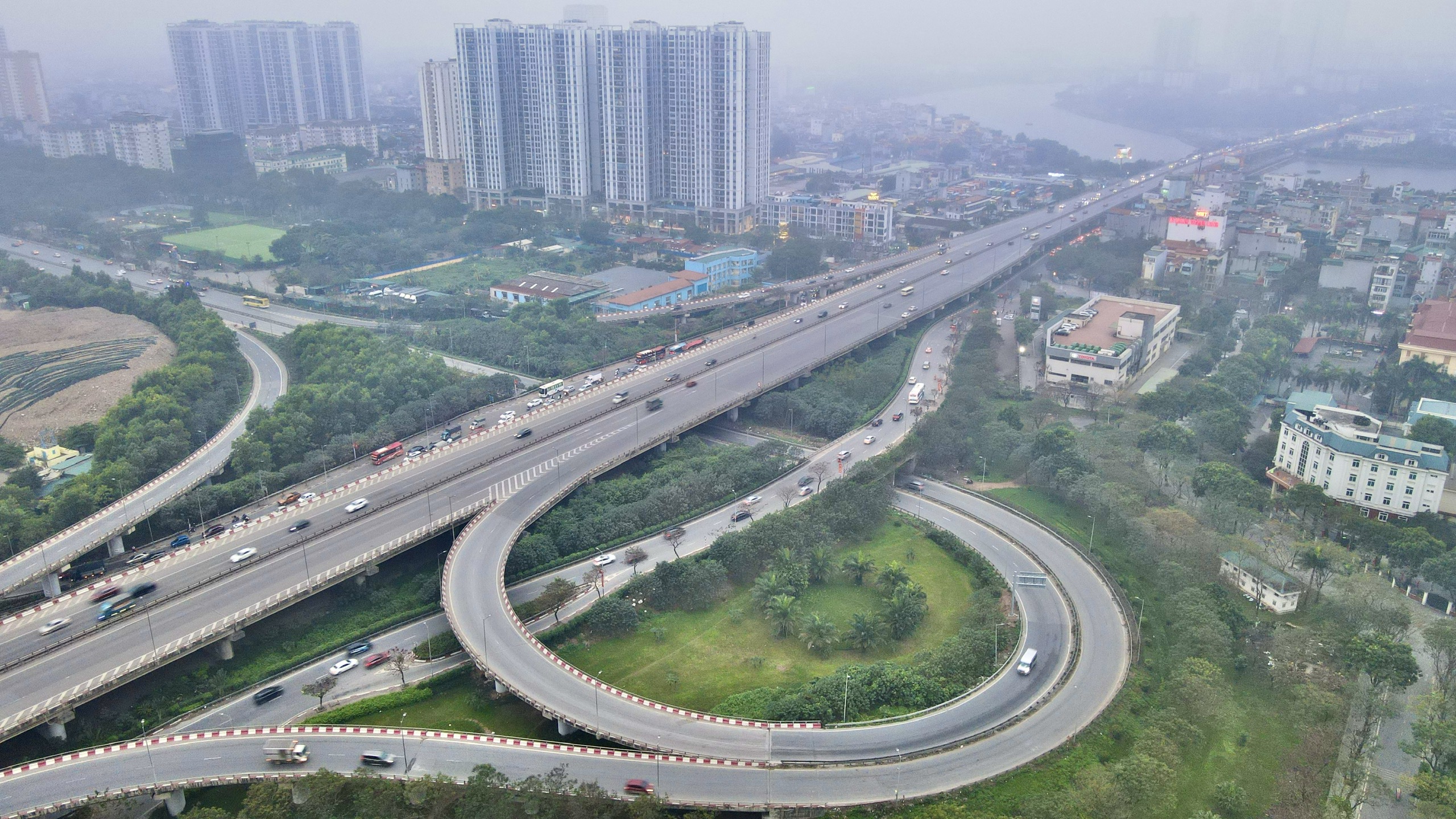 Người d&acirc;n &ugrave;n &ugrave;n rời Thủ đ&ocirc;, cửa ng&otilde; H&agrave; Nội đ&ocirc;ng nghẹt- Ảnh 9.