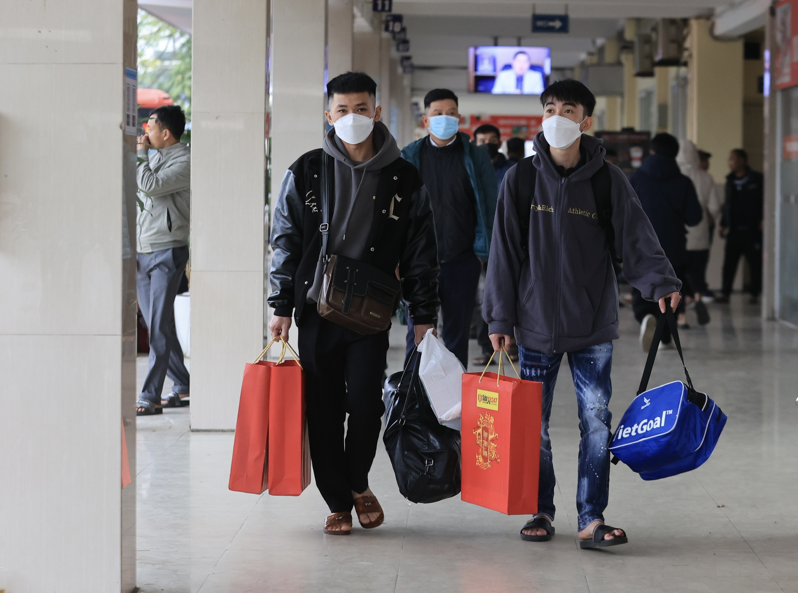 Bến xe H&agrave; Nội nườm nượp kh&aacute;ch về qu&ecirc; chiều 28 Tết- Ảnh 7.