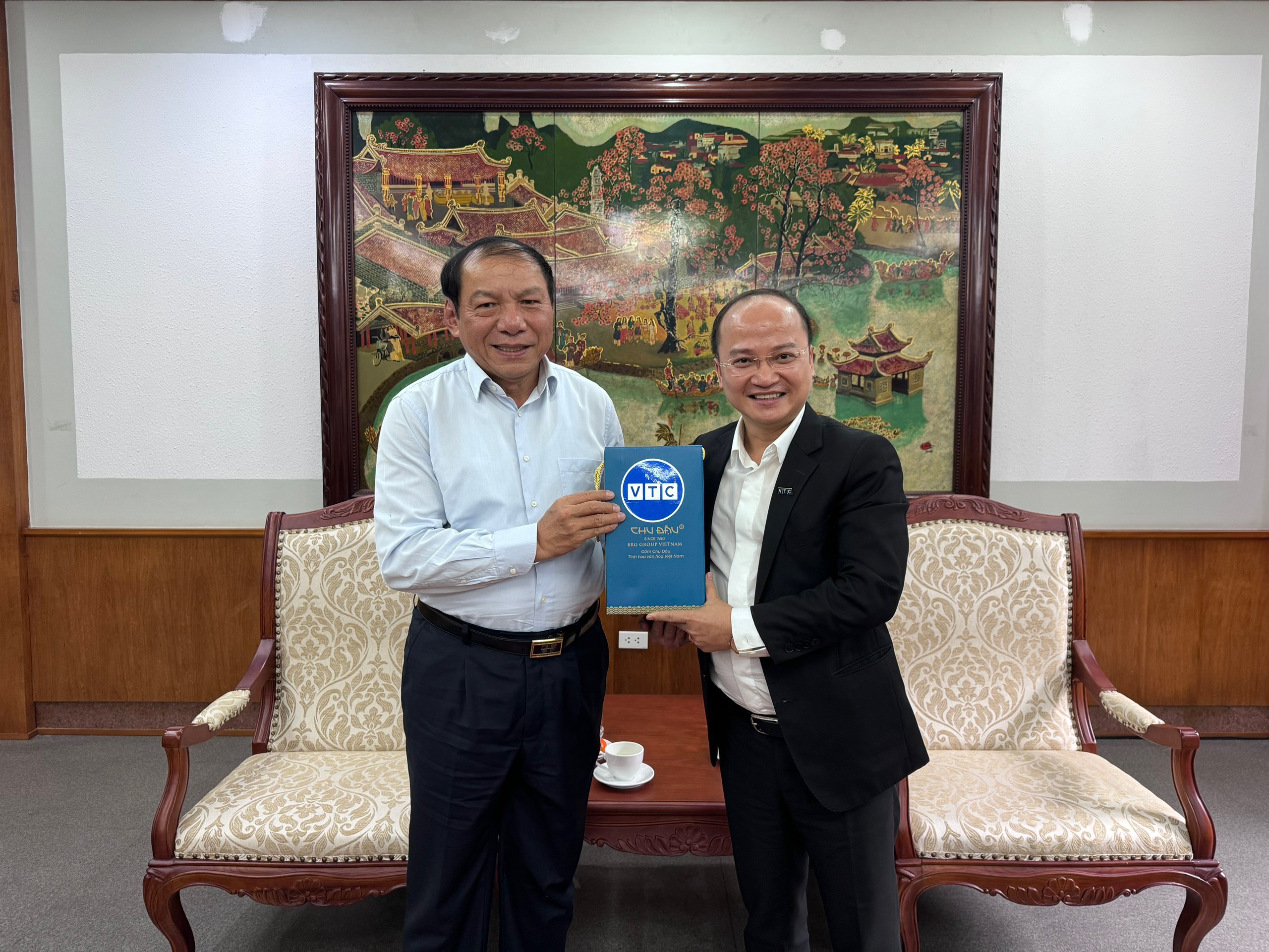 Hơn 20 bộ trưởng, l&atilde;nh đạo địa phương gửi gắm 