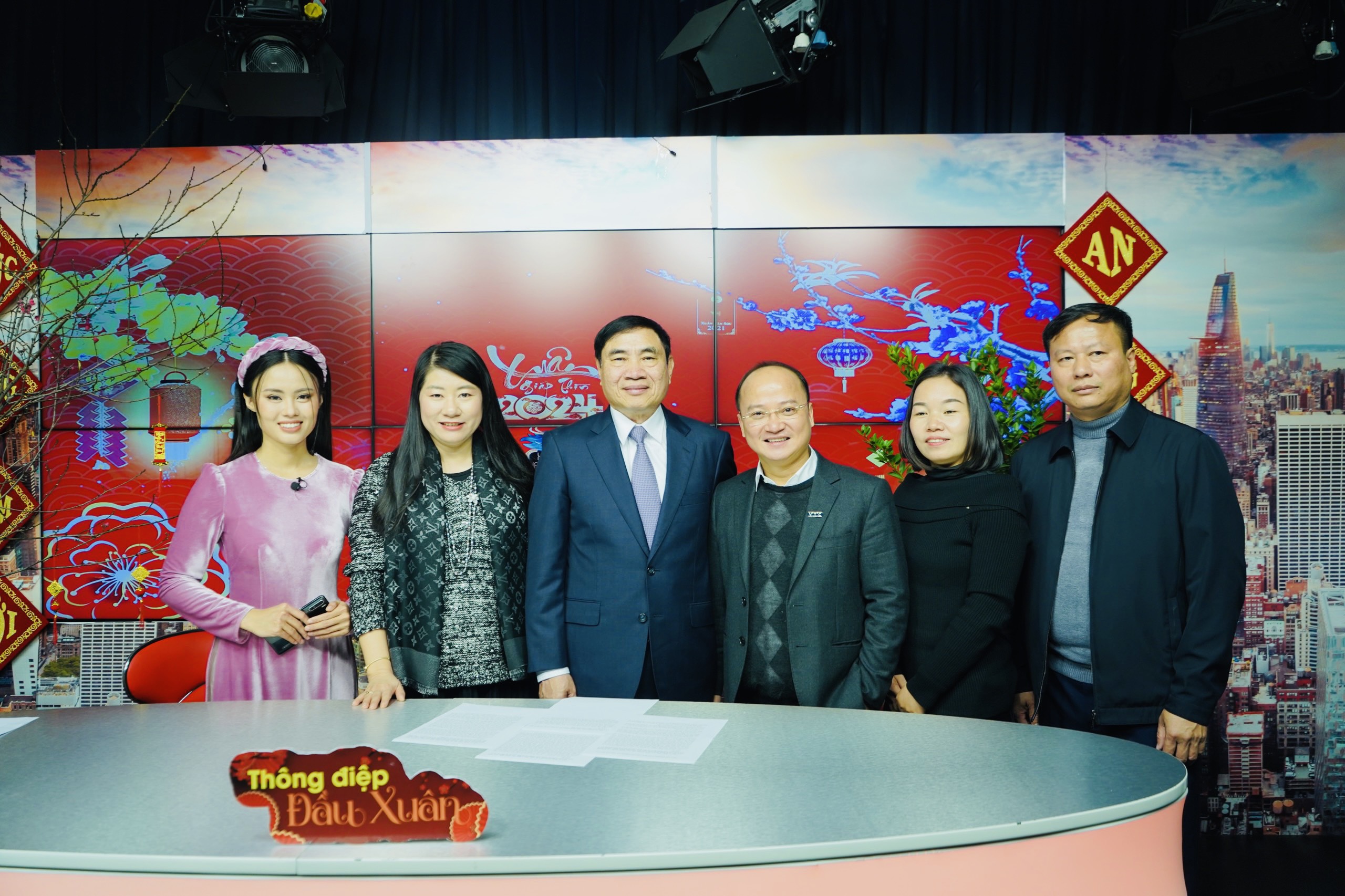 Hơn 20 bộ trưởng, l&atilde;nh đạo địa phương gửi gắm 