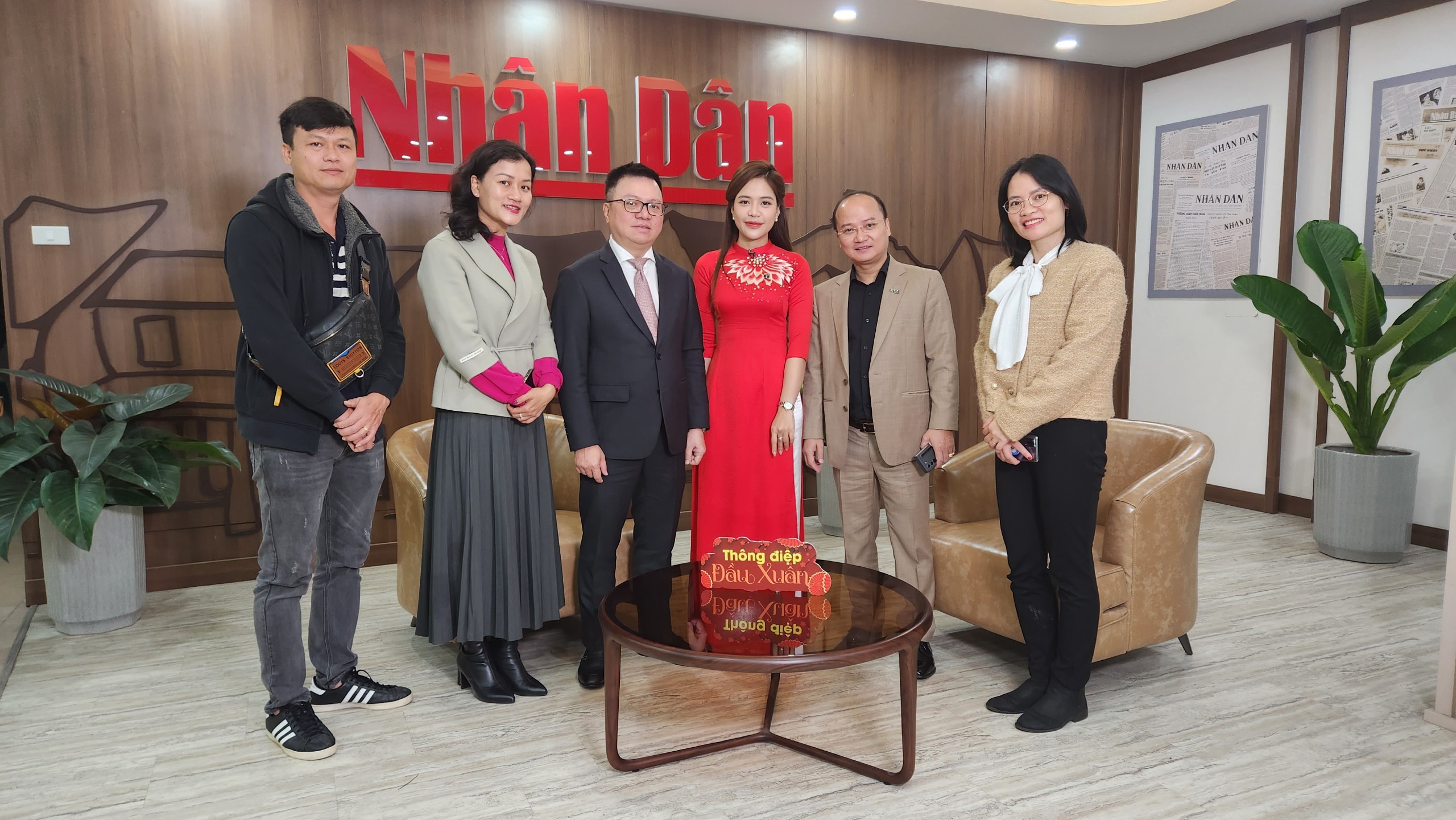 Hơn 20 bộ trưởng, l&atilde;nh đạo địa phương gửi gắm 