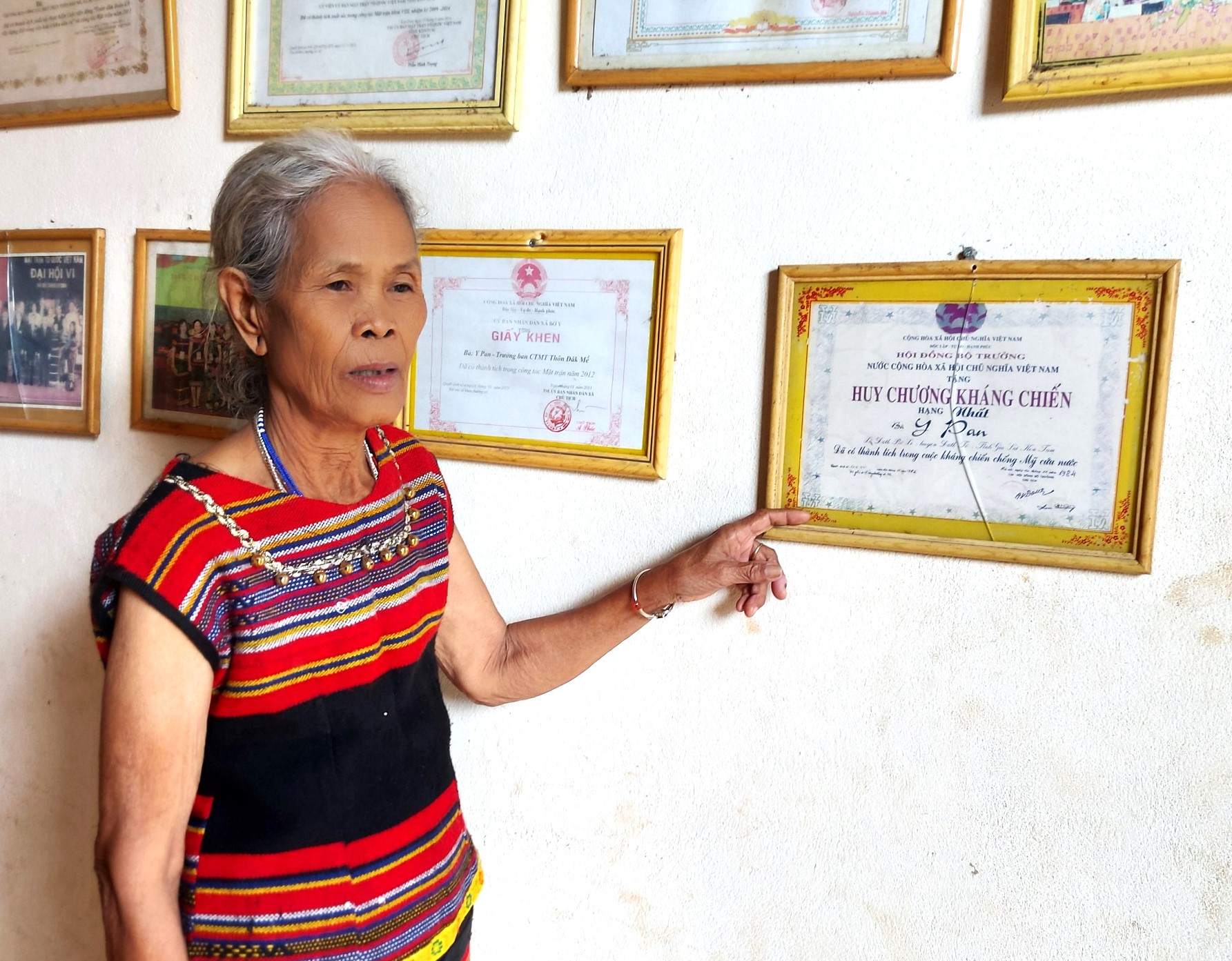 Chuyện về 2 nữ thủ lĩnh trên buôn làng Tây Nguyên- Ảnh 1. Chuyện về 2 nữ thủ lĩnh trên buôn làng Tây Nguyên- Ảnh 1.