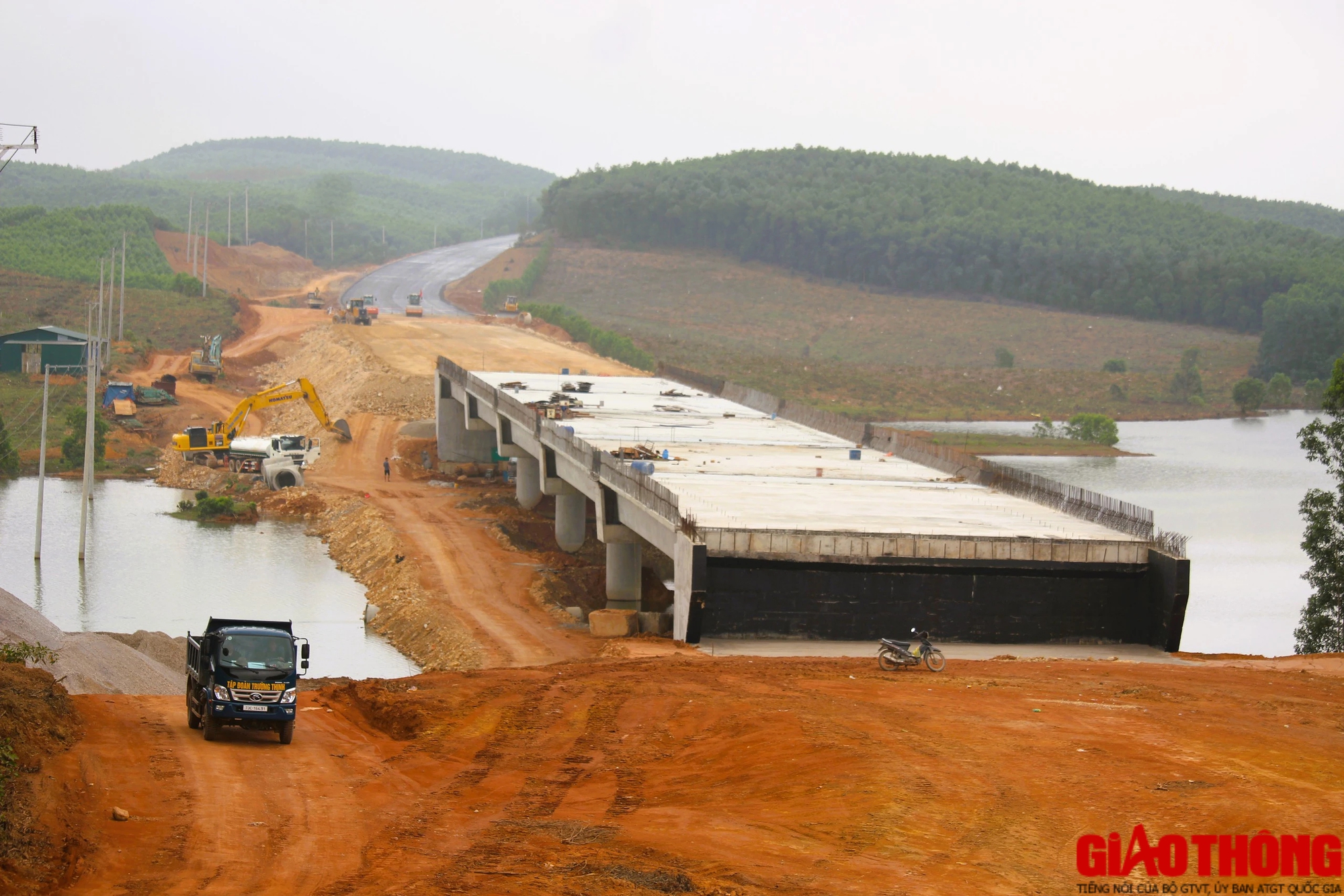 Tất bật thi công cao tốc Vạn Ninh - Cam Lộ những ngày giáp Tết- Ảnh 2. Tất bật thi công cao tốc Vạn Ninh - Cam Lộ những ngày giáp Tết- Ảnh 2.