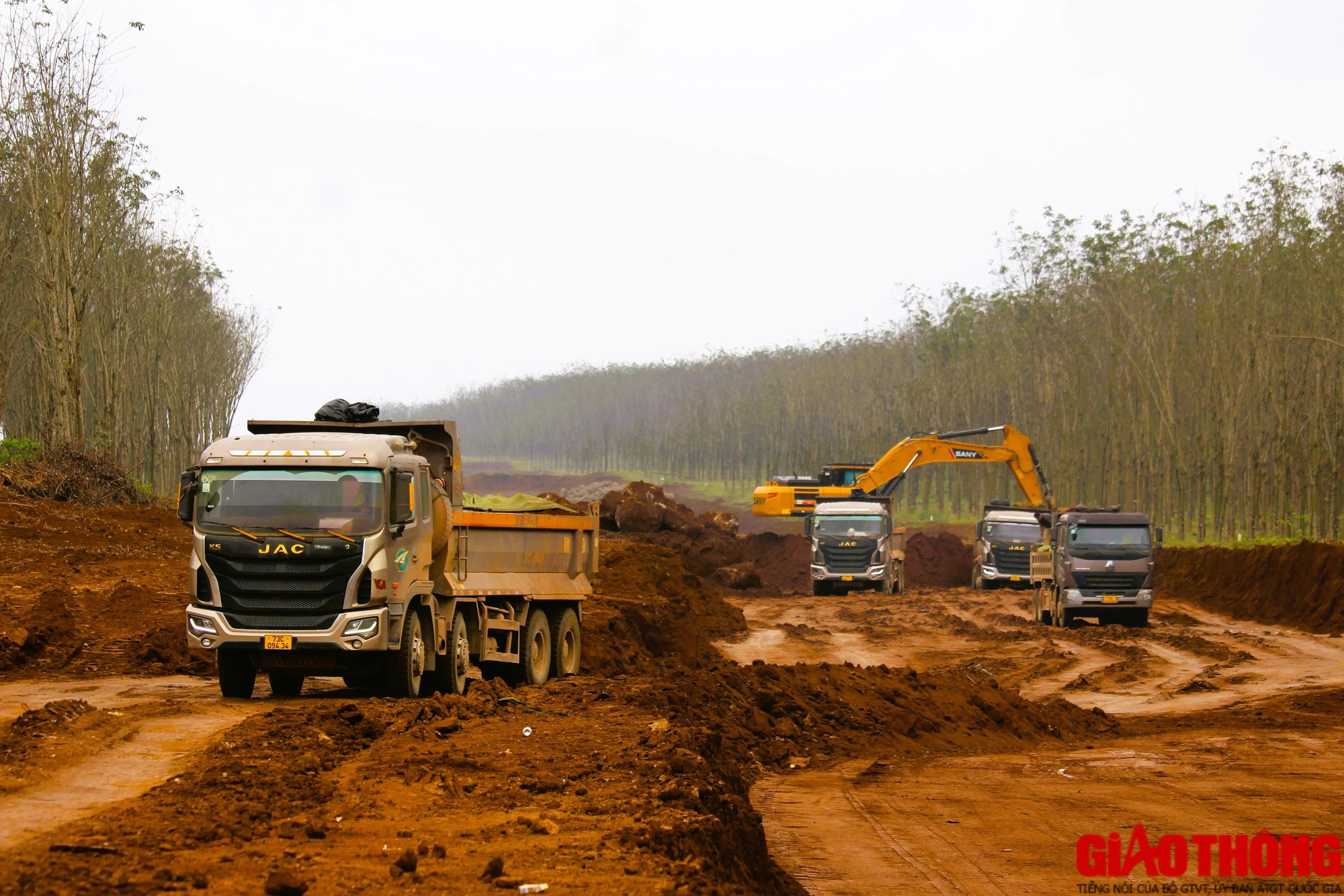 Tất bật thi công cao tốc Vạn Ninh - Cam Lộ những ngày giáp Tết- Ảnh 8. Tất bật thi công cao tốc Vạn Ninh - Cam Lộ những ngày giáp Tết- Ảnh 8.