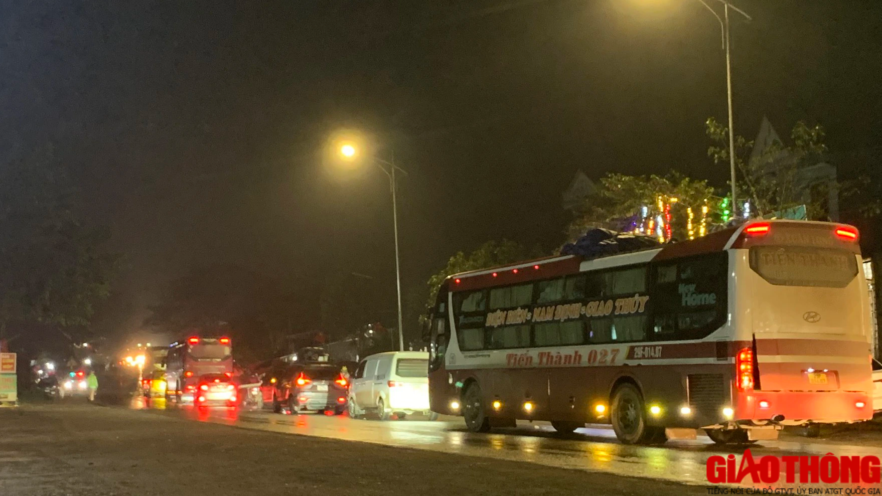 Tai nạn li&ecirc;n ho&agrave;n tr&ecirc;n quốc lộ 6 ng&agrave;y gi&aacute;p Tết khiến một người tử vong- Ảnh 7.